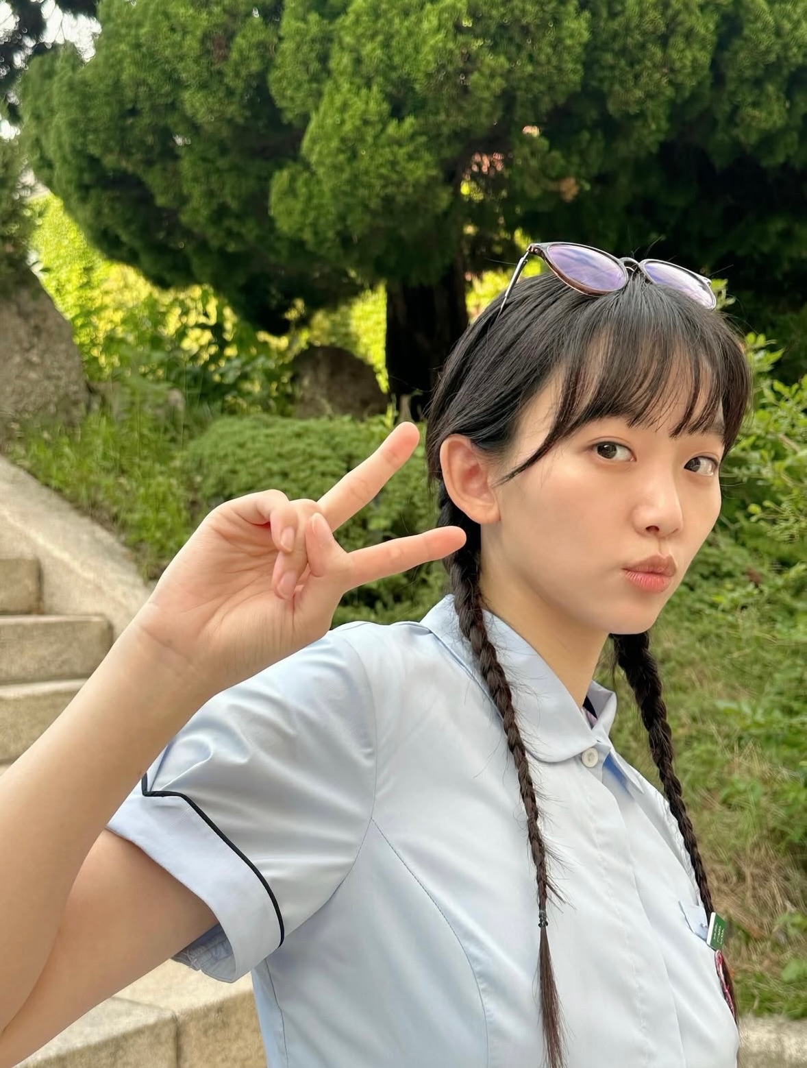 seojjoo浅蓝短袖衬衫配双麻花辫，清新少女户外风