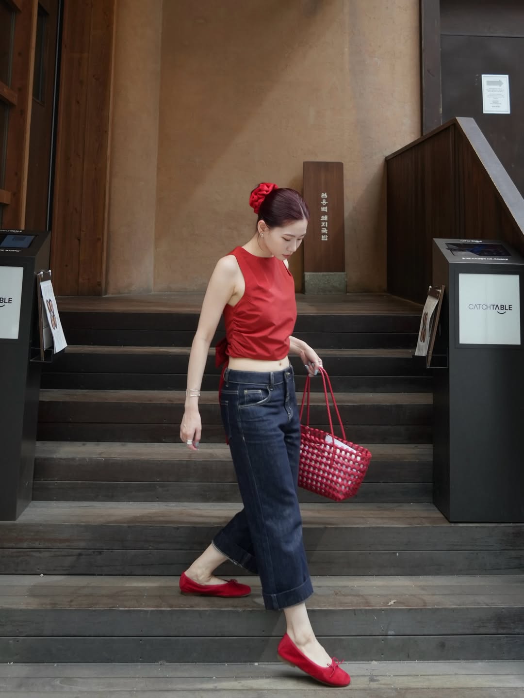 zhualin红色短款背心配深蓝牛仔搭红芭蕾鞋，复古法式少女
