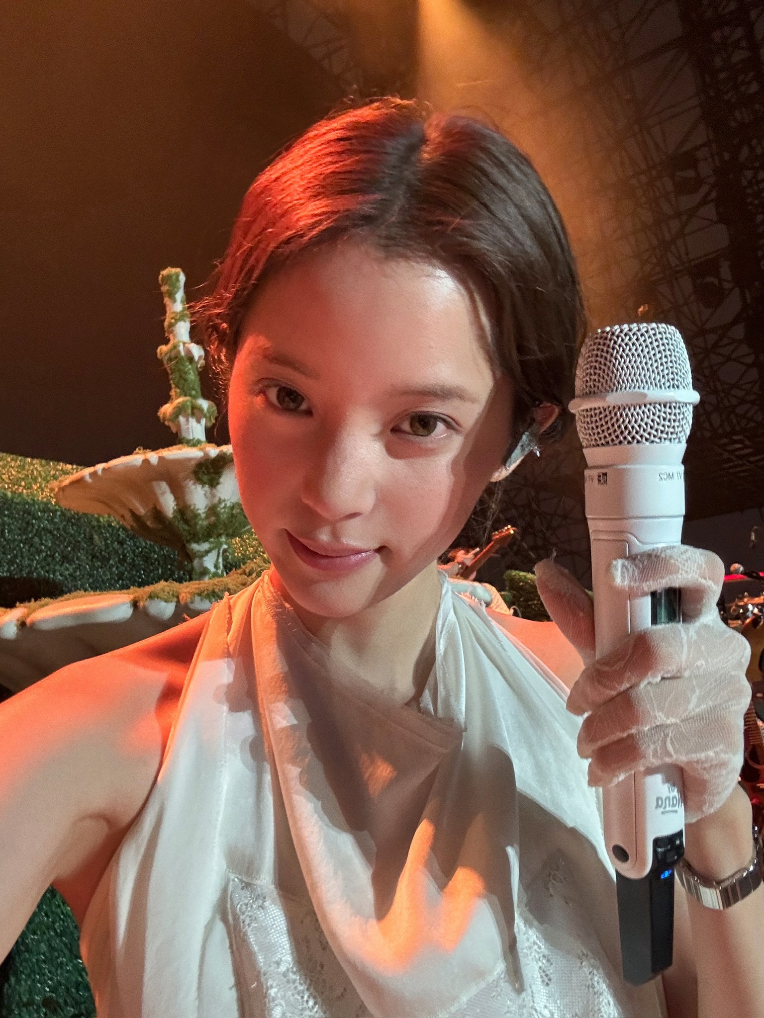 欧阳娜娜白色纱质披肩蕾丝手套舞台造型