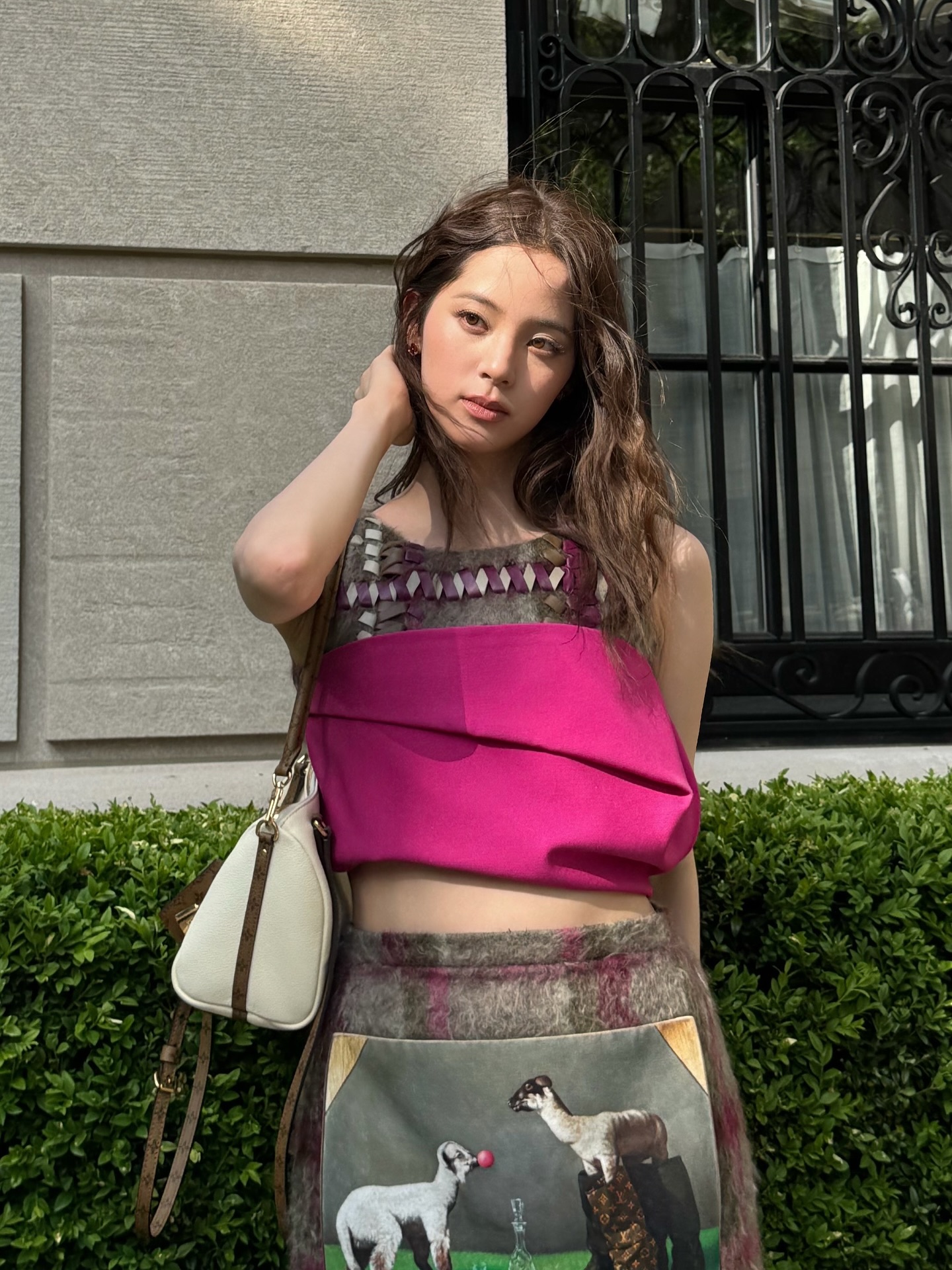 欧阳娜娜LOEWE格纹拼接吊带羊驼印花裙艺术感街拍