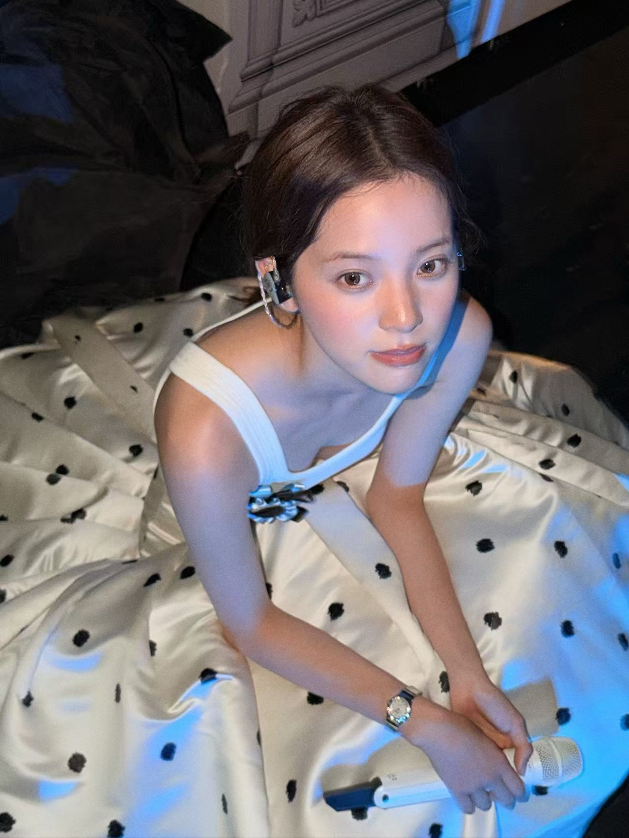 欧阳娜娜奶油白波点缎面裙蝴蝶结复古名伶后台造型
