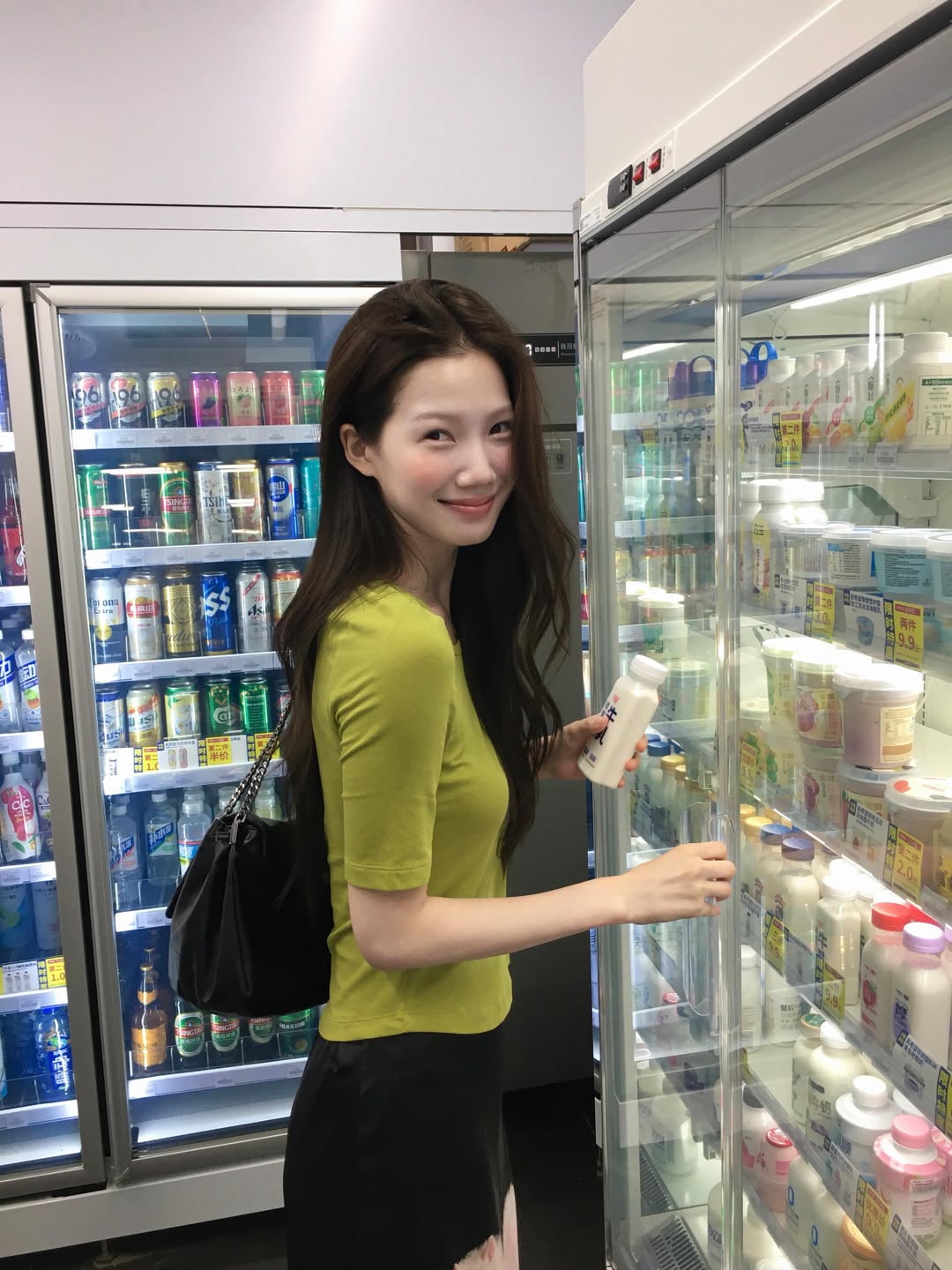 hieyaaa 荧光绿短T配黑色直筒裤，韩系清新少女感