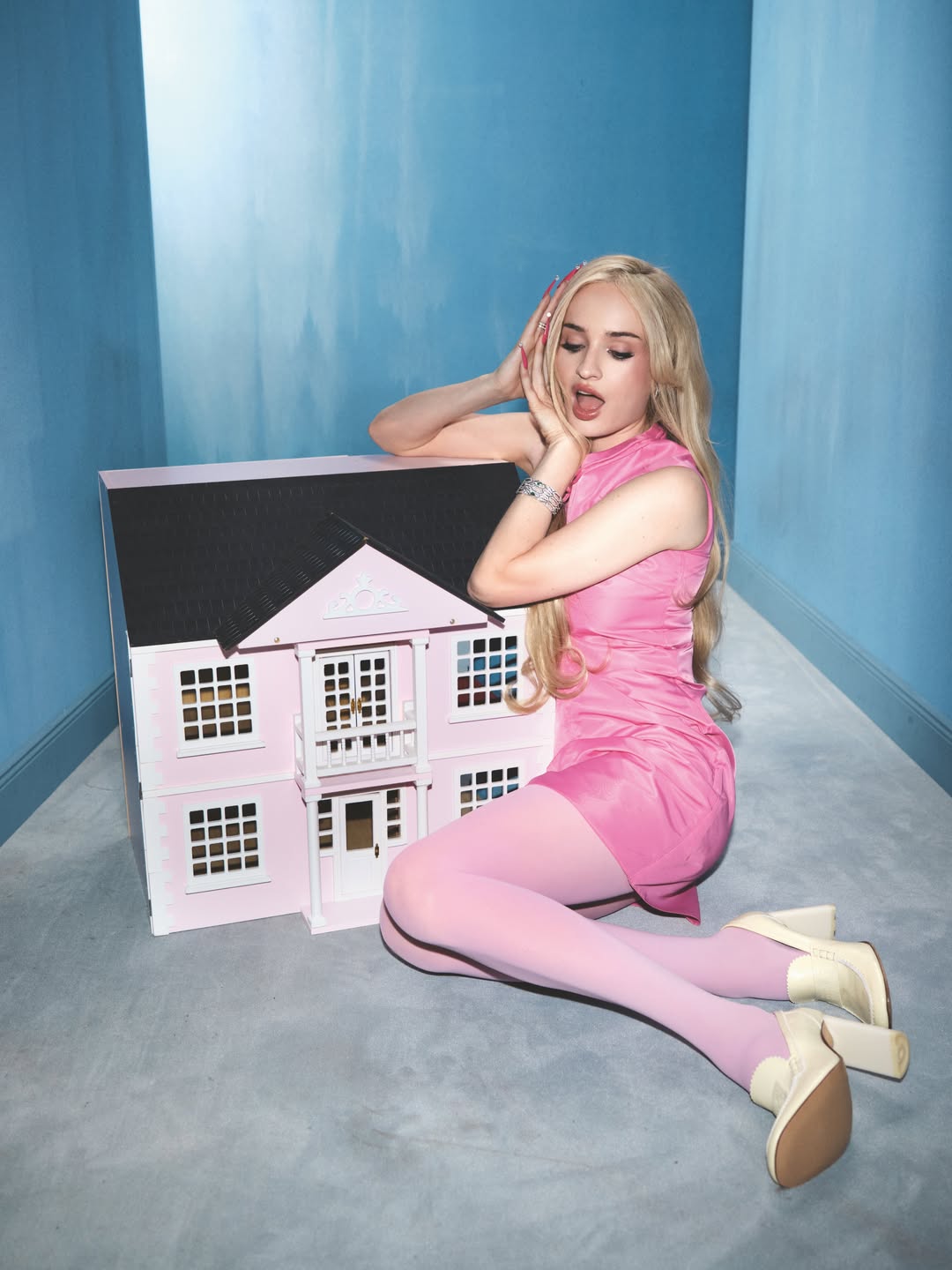 kimpetras 荧光粉紧身连裤袜配Y2K舞台造型，前卫艺术感