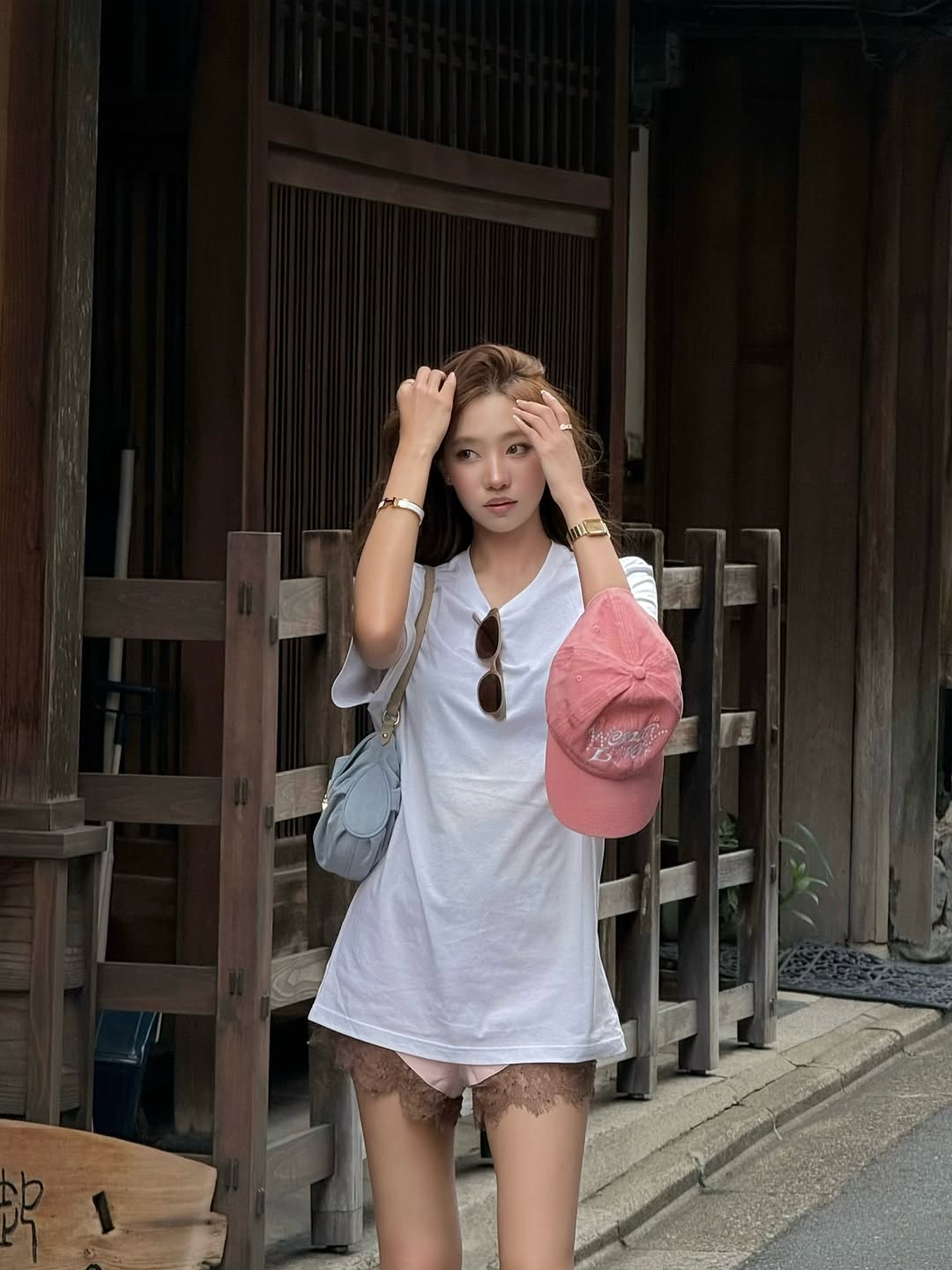 mildyclaire 白色T恤裙配红色棒球帽，欧美休闲随性风