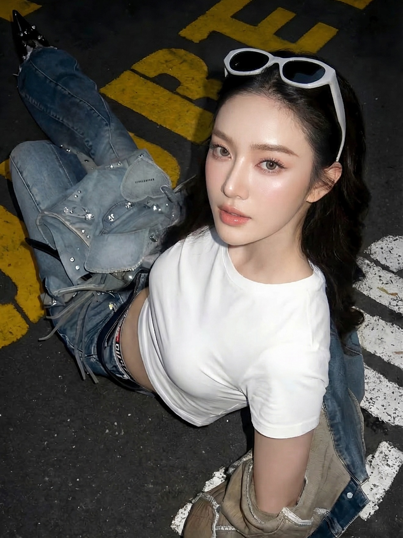 pimlar_daiiyy 白色短T配牛仔热裤+头顶墨镜，街头辣妹风