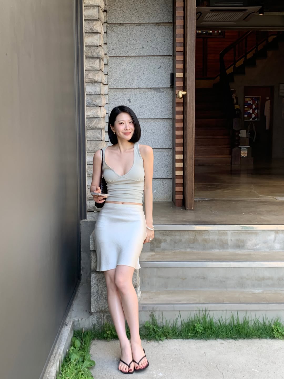 soryounga 白色吊带配包臀半裙，慵懒高级度假风