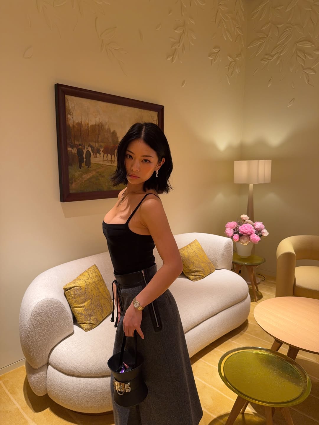 tingting_lai 黑色吊带长裙配油画背景，复古优雅约会穿搭