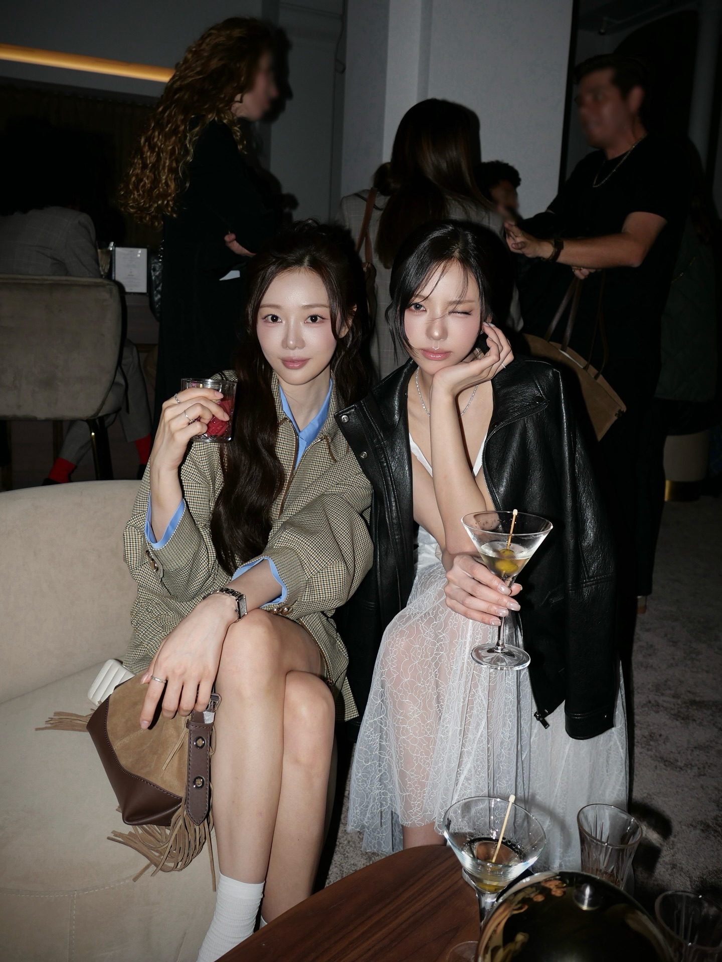 goxnniee 黑色皮夹克叠搭白色蕾丝吊带裙，闺蜜甜酷夜出穿搭