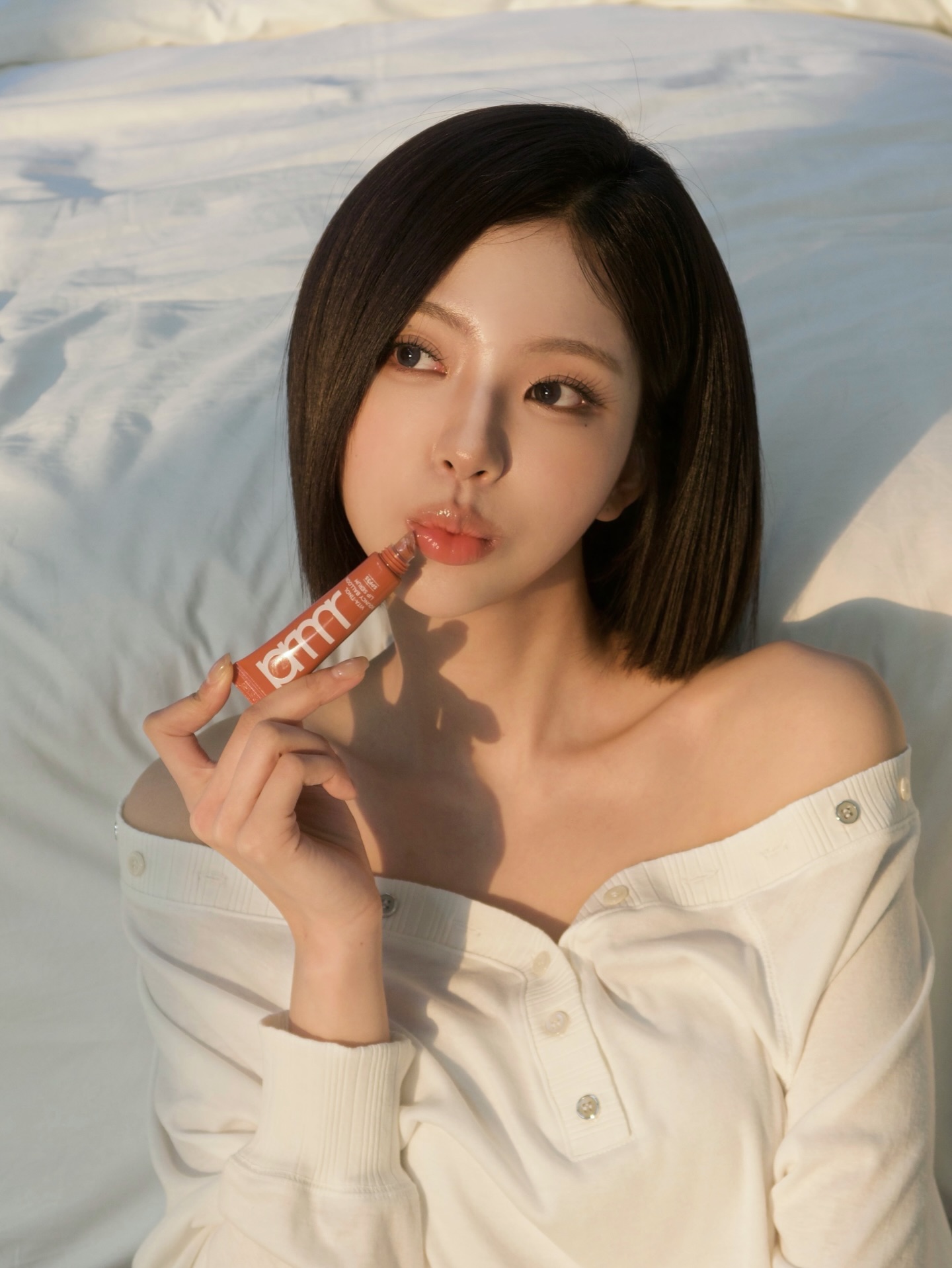 goxnniee 白色露肩衬衫配蓝天背景，纯欲极简 Dior 美妆