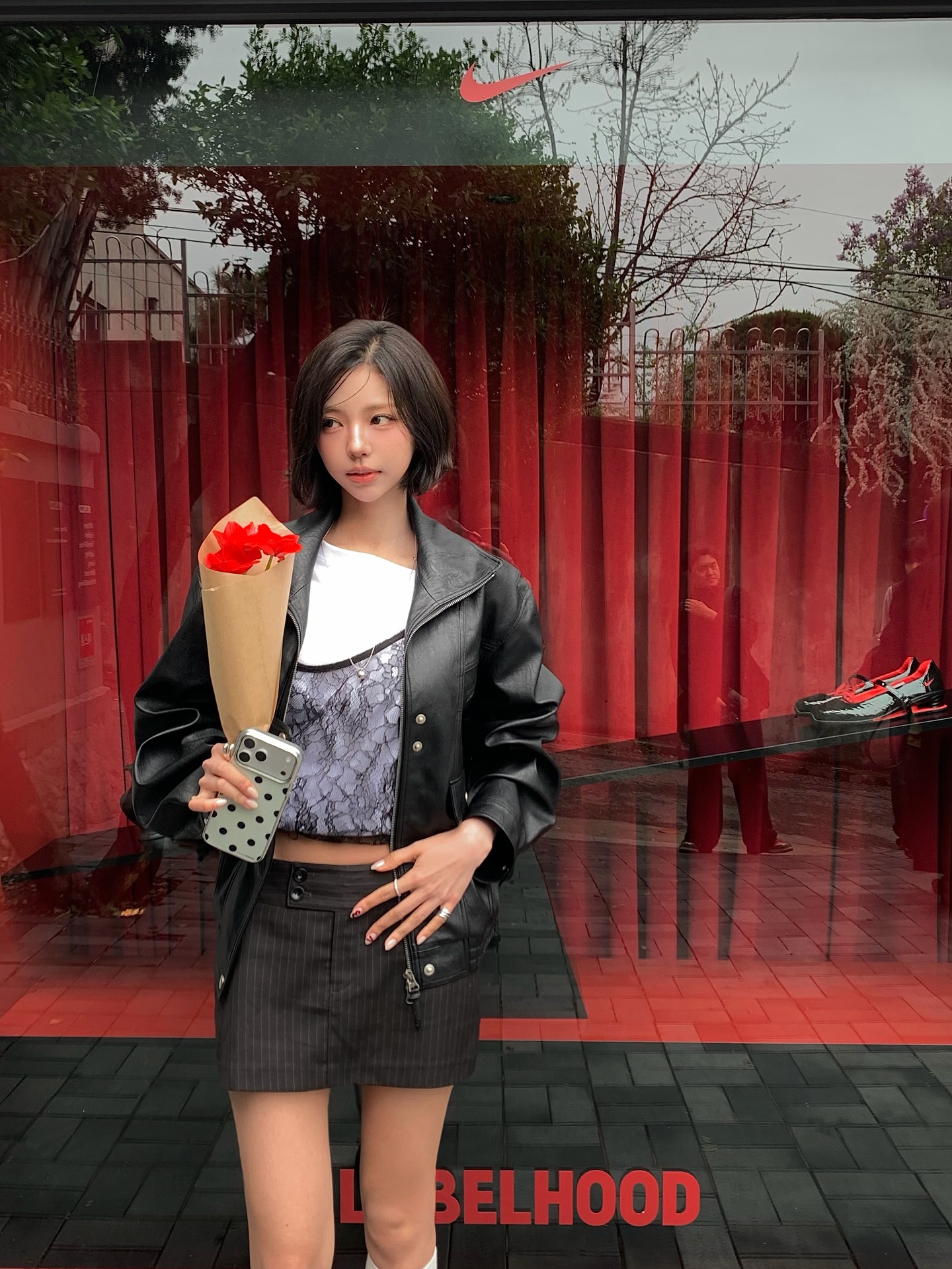 goxnniee 黑色皮夹克叠穿蕾丝吊带，红色 Nike 街头辣妹