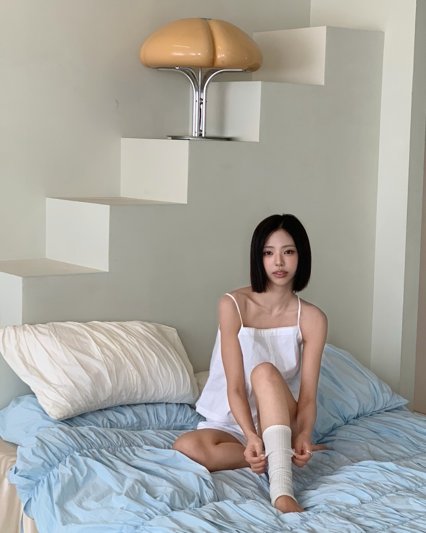 goxnniee 白色吊带睡裙配堆堆袜，居家纯欲奶油系
