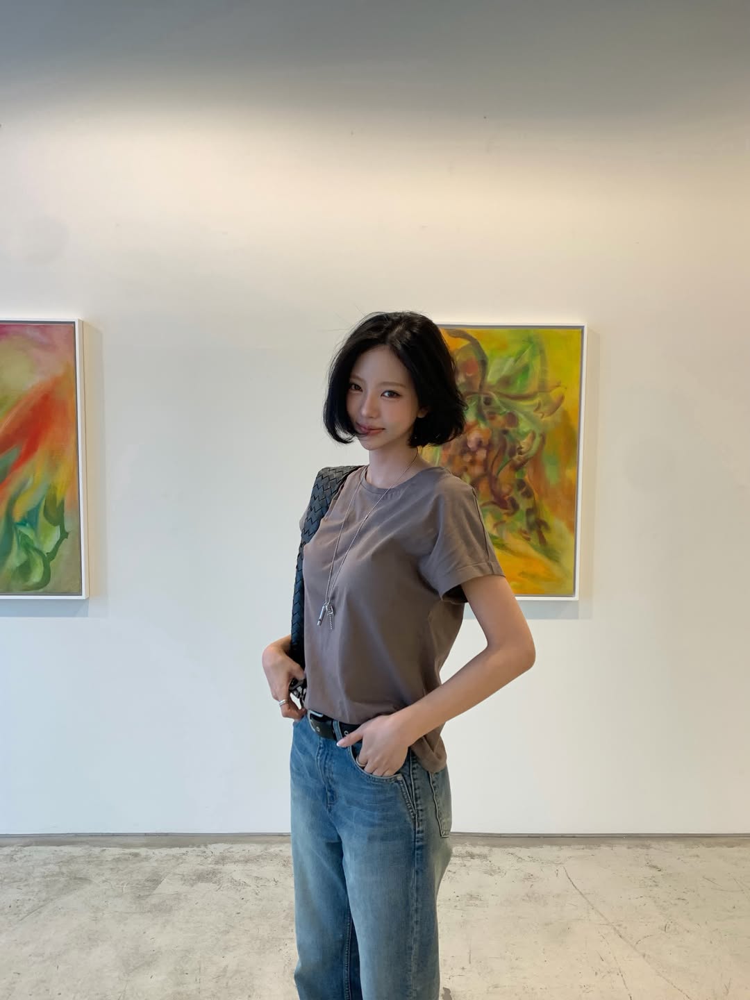 goxnniee 灰棕基础T搭直筒牛仔，极简艺术感画廊穿搭