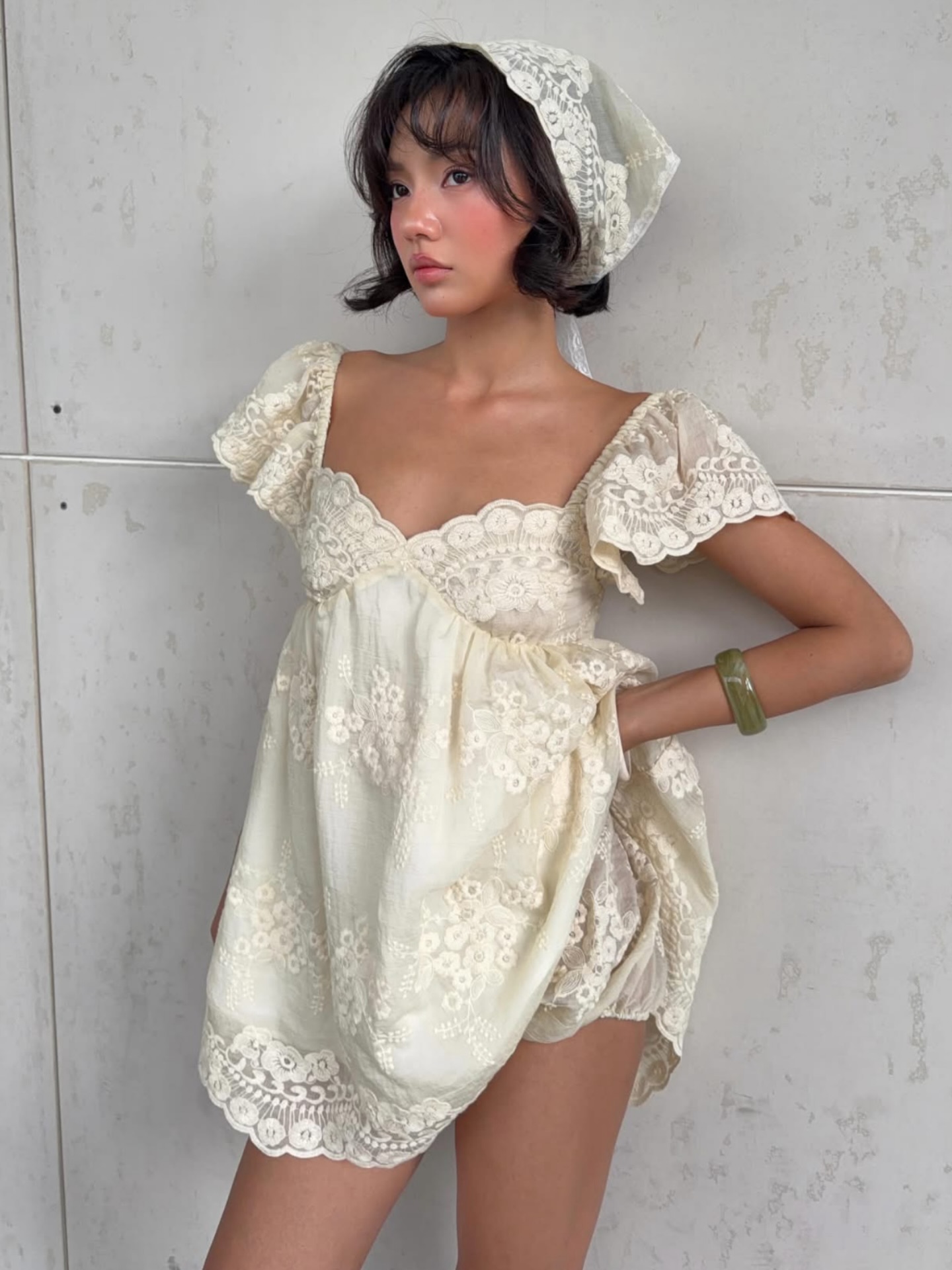 cira.studio 米白蕾丝连衣裙配橄榄发巾，复古法式少女-街拍look