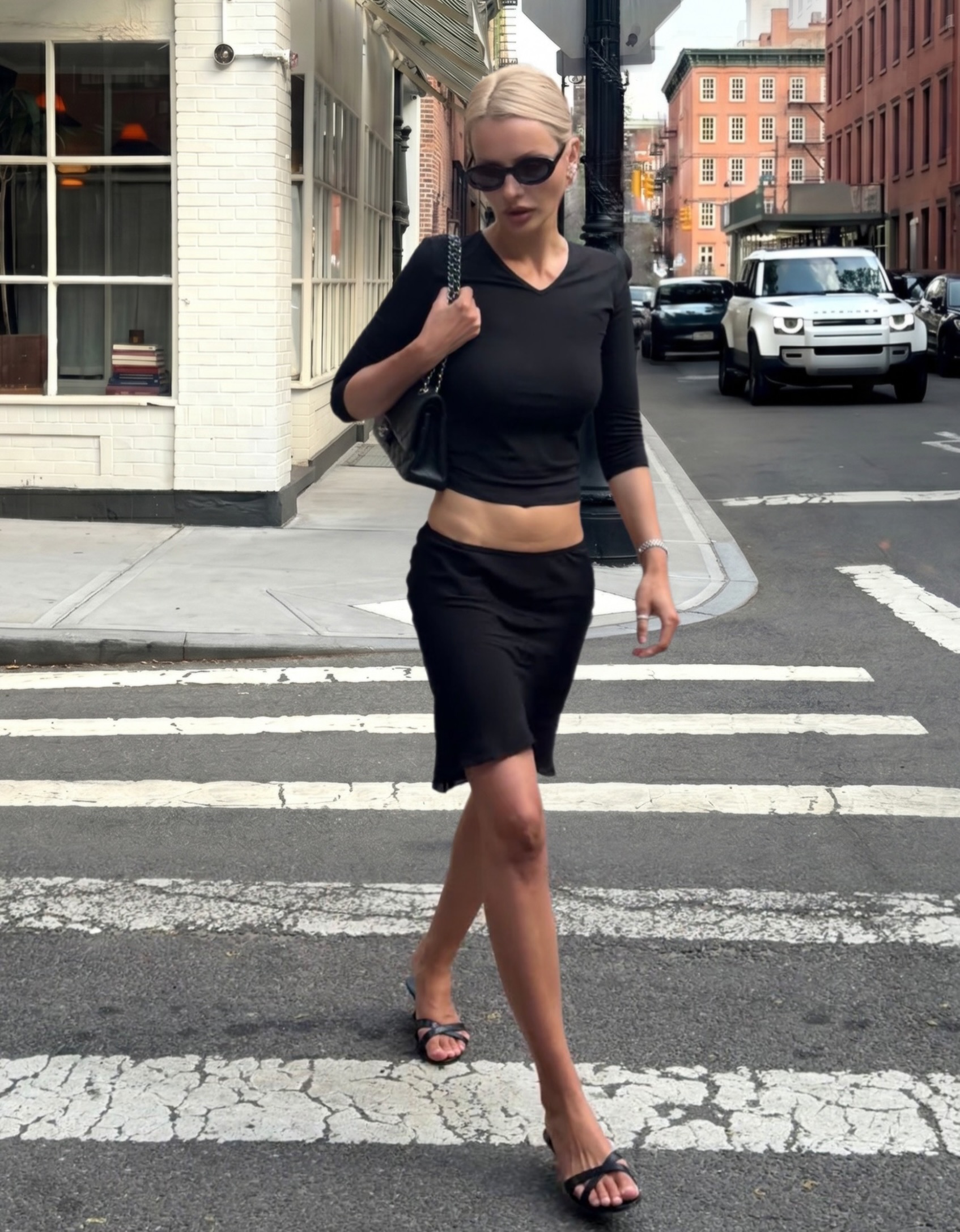 kristiana 全黑V领短上衣铅笔裙，斑马线街拍