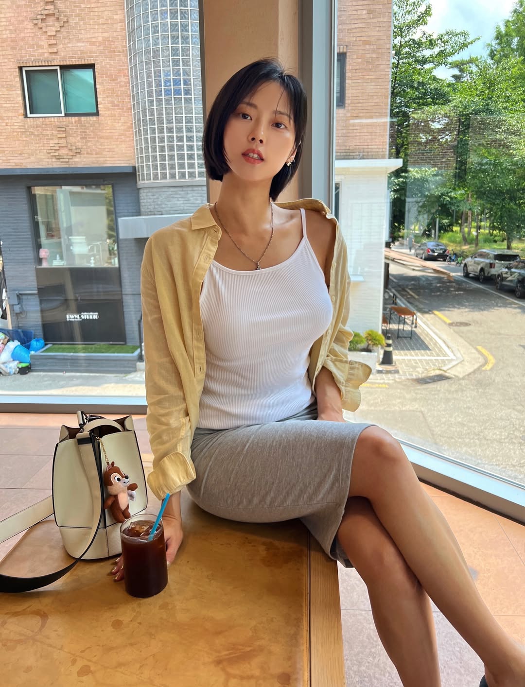 lovelyjoohee 鹅黄衬衫配灰裙单肩微露，夏日咖啡馆
