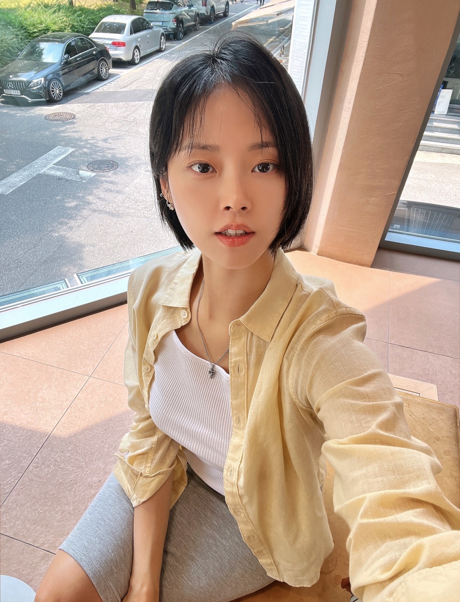 lovelyjoohee 鹅黄衬衫背心短裙，韩系窗边清新日常