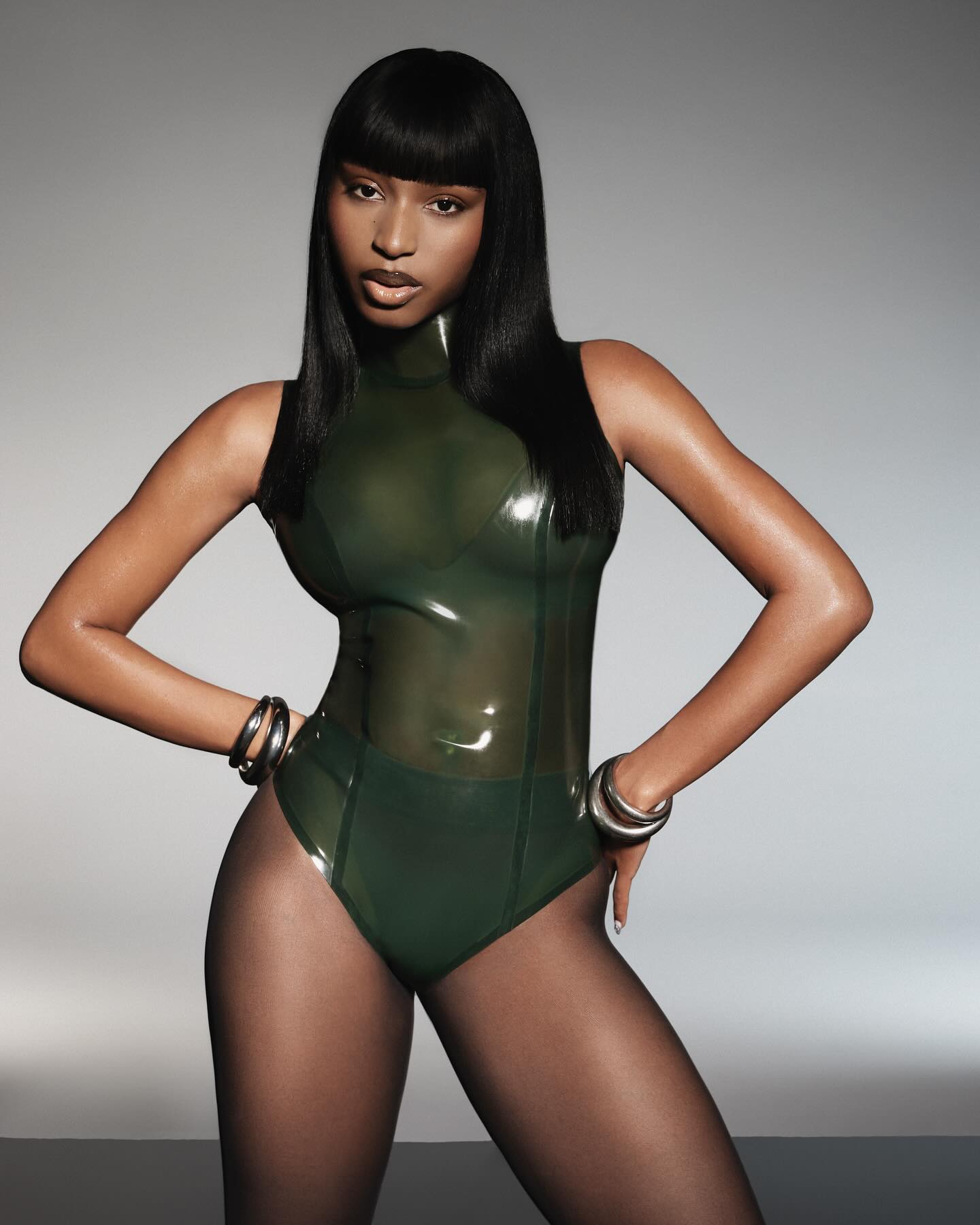 normani 墨绿乳胶连体衣，棚拍高光泽极简