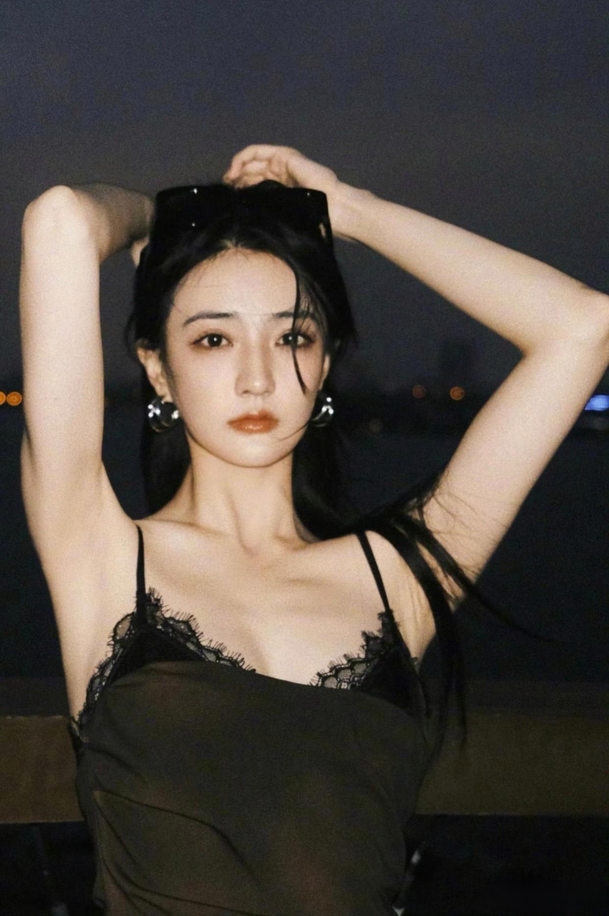 黑色蕾丝吊带胸衣配墨镜暗夜造型