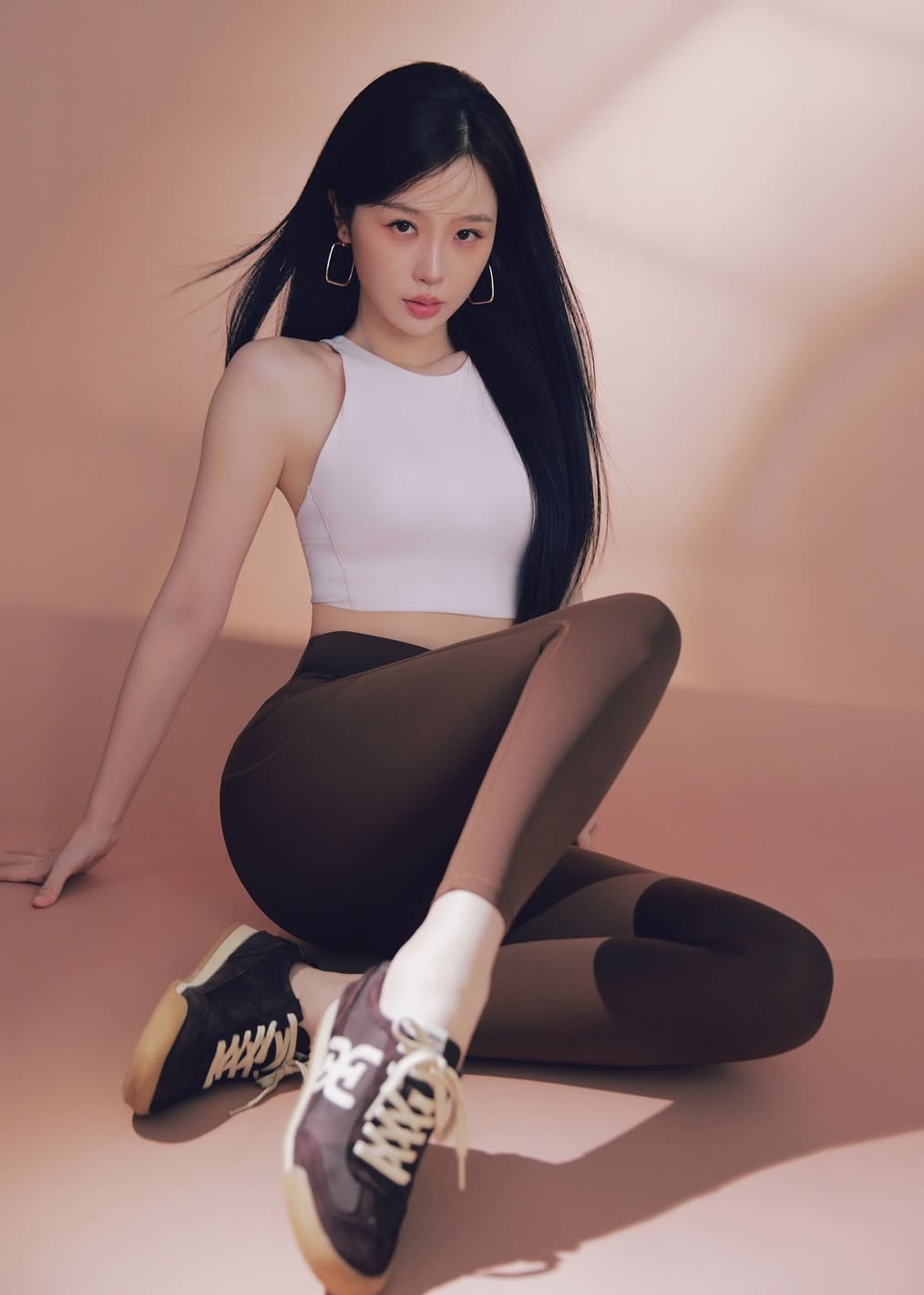 白色无袖短上衣配深棕紧身leggings，韩系运动休闲风