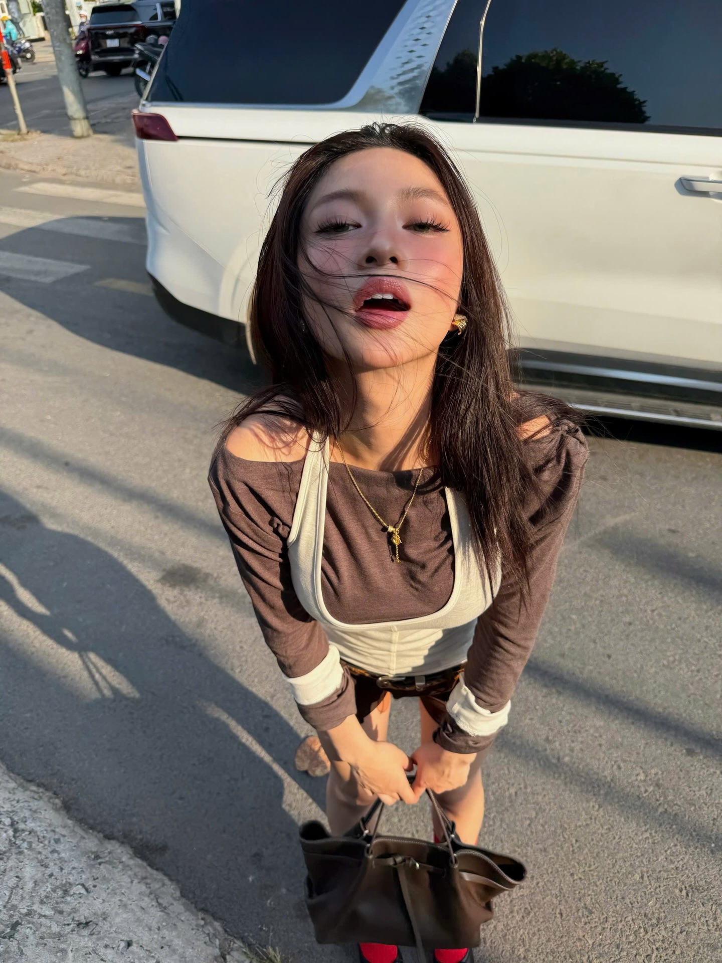 nruburn棕色夹克配白色背心，美式休闲穿搭