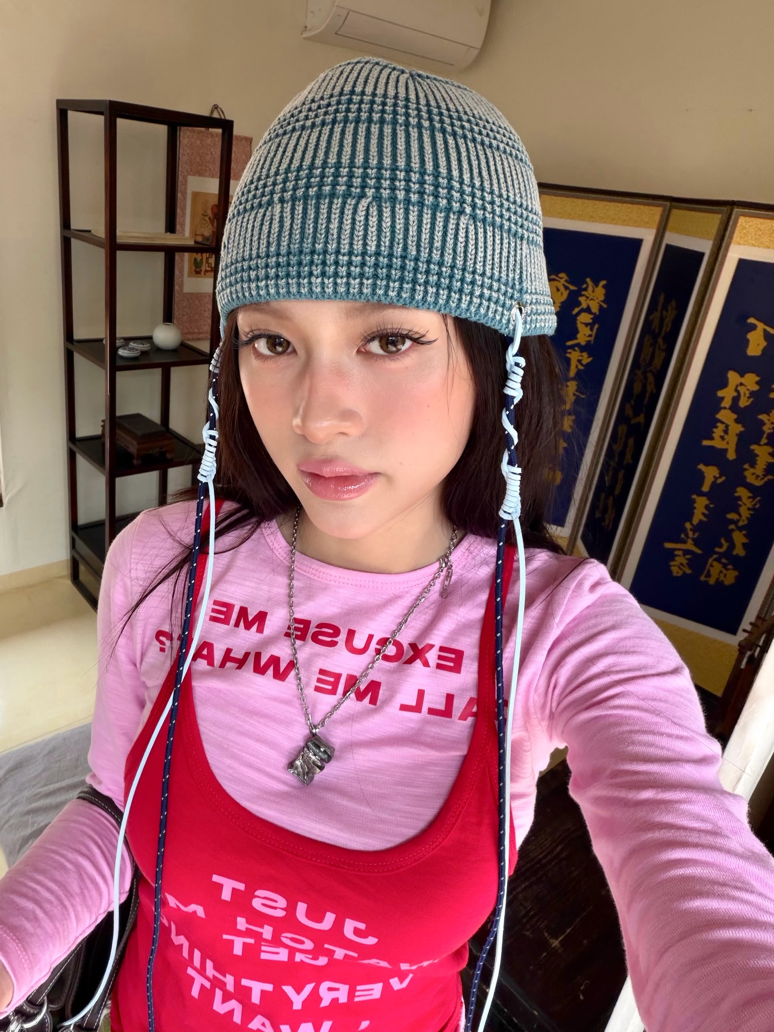 nruburn粉色卫衣配红色长裤，嘻哈撞色穿搭
