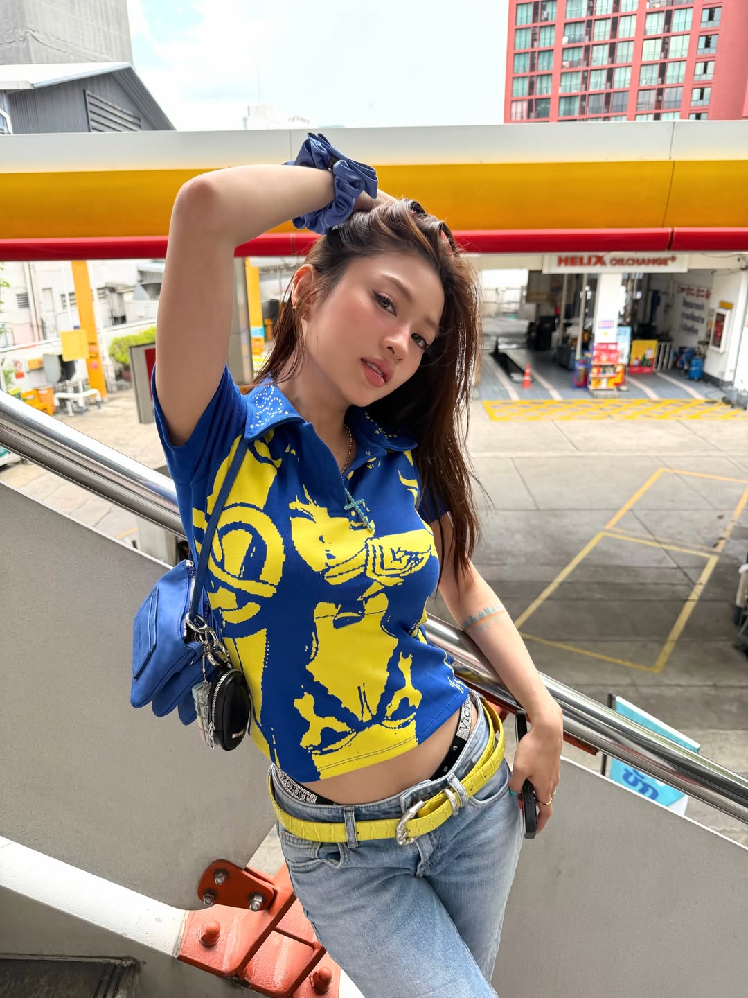 nruburn蓝黄涂鸦Polo配牛仔裤，街头复古辣妹