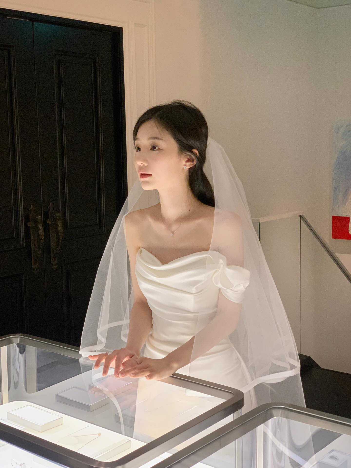 imjoo白色缎面婚纱配头纱，极简新娘造型