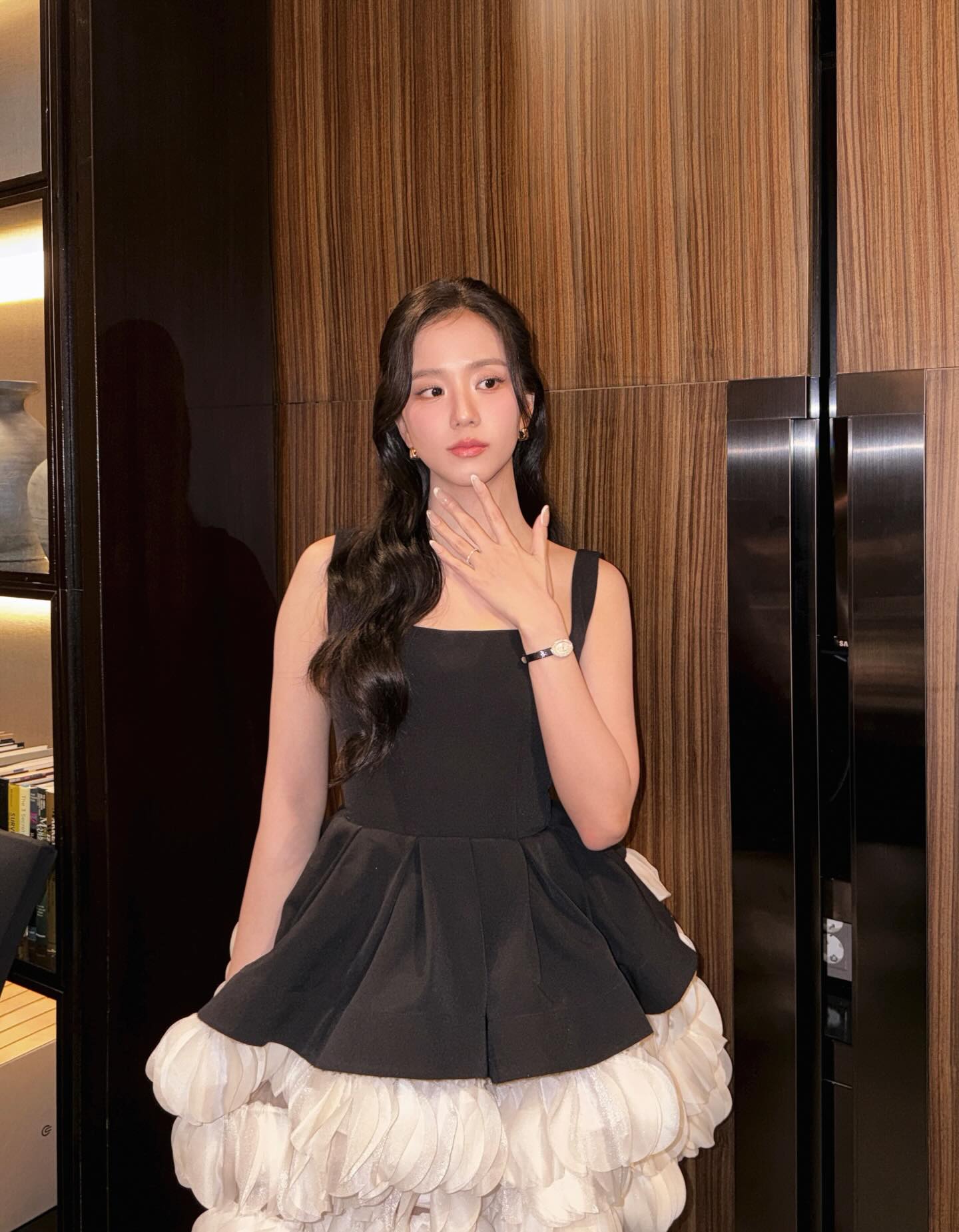 sooyaaa黑色挂脖露背连体裤配白色蕾丝堆堆袜，哥特萝莉风