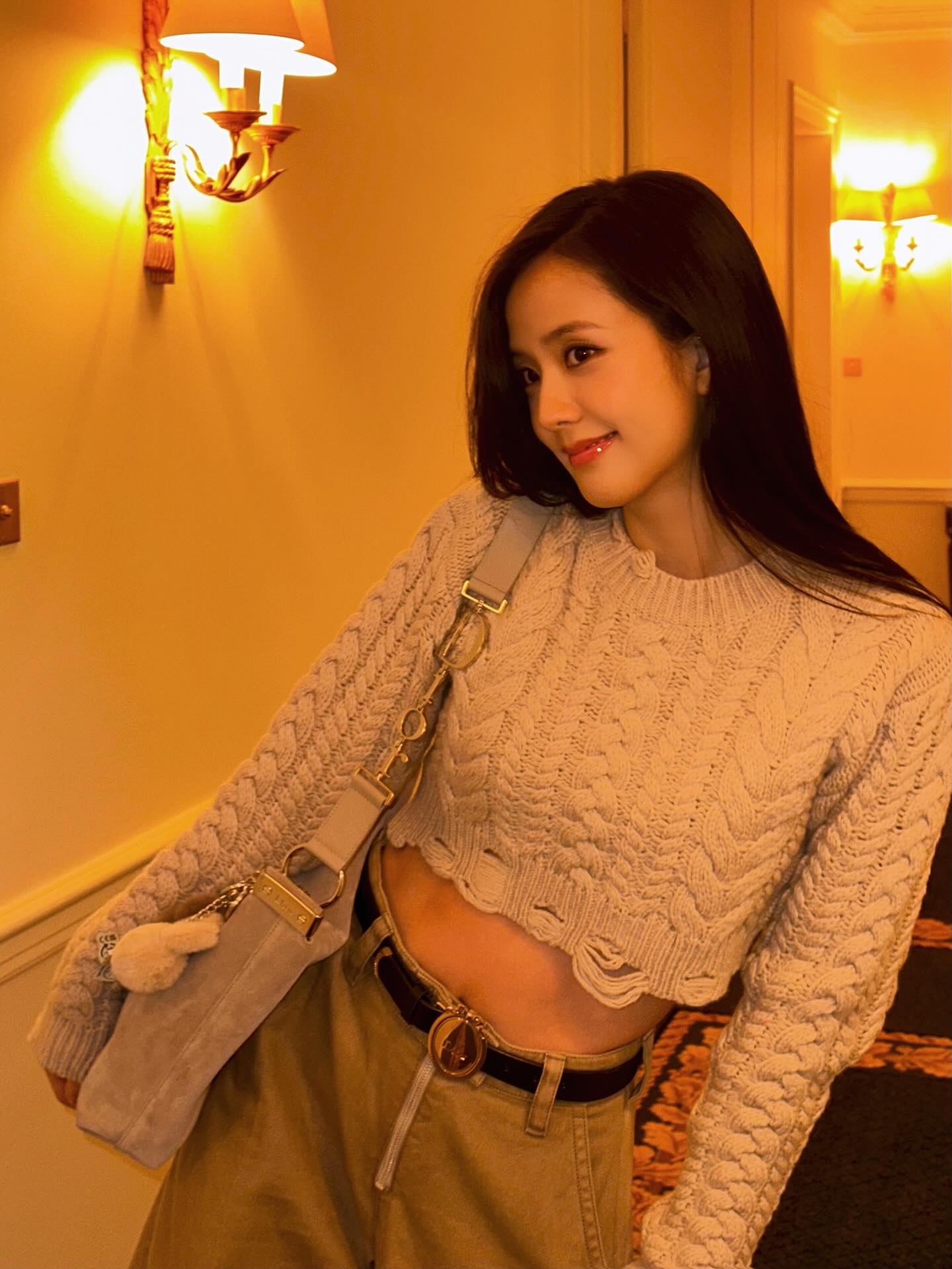 sooyaaa米白粗花呢短夹克配棕色皮质短裤，美拉德秋日穿搭