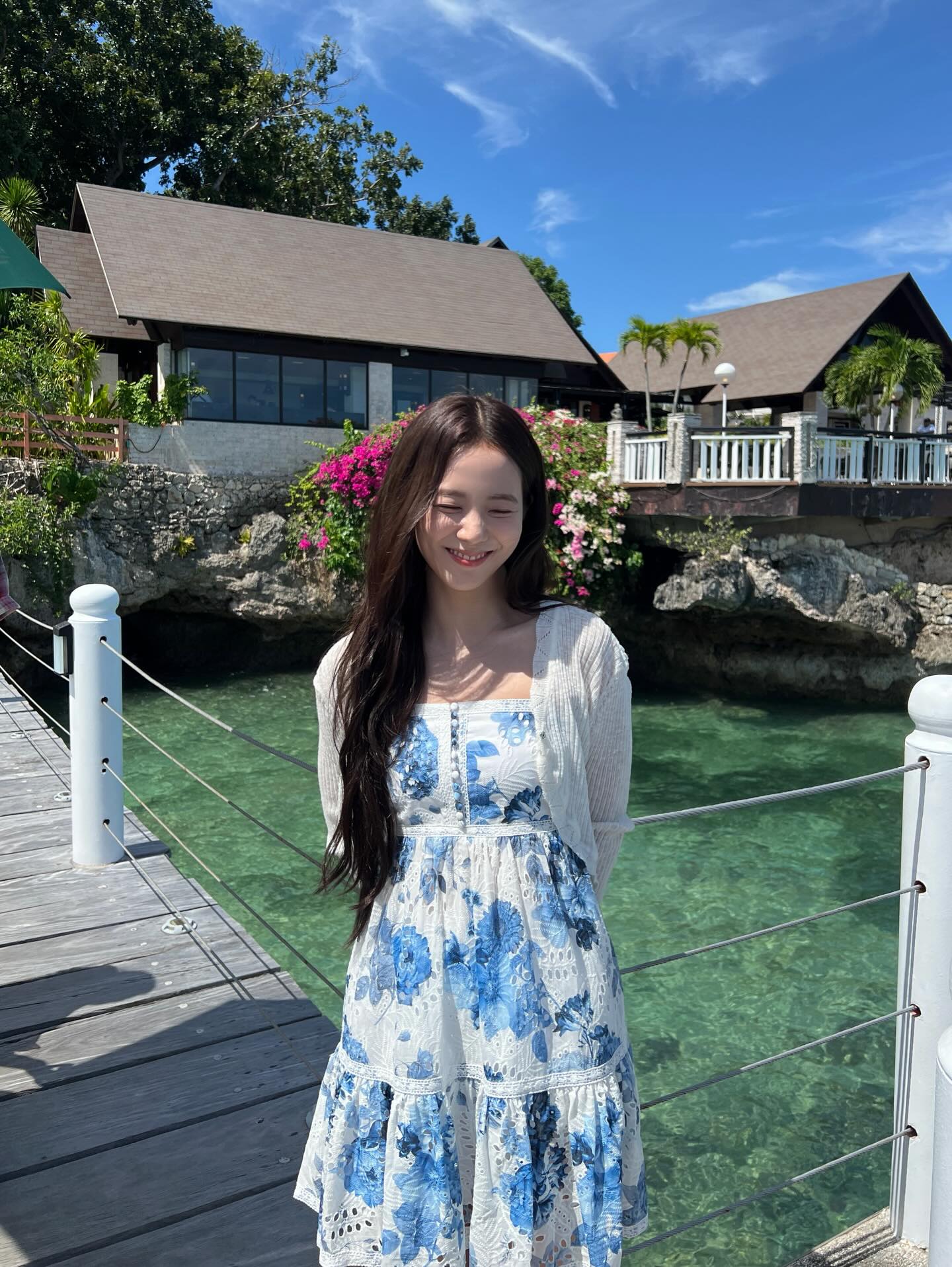 sooyaaa蓝白花卉印花吊带裙配白色针织开衫，海滨度假风