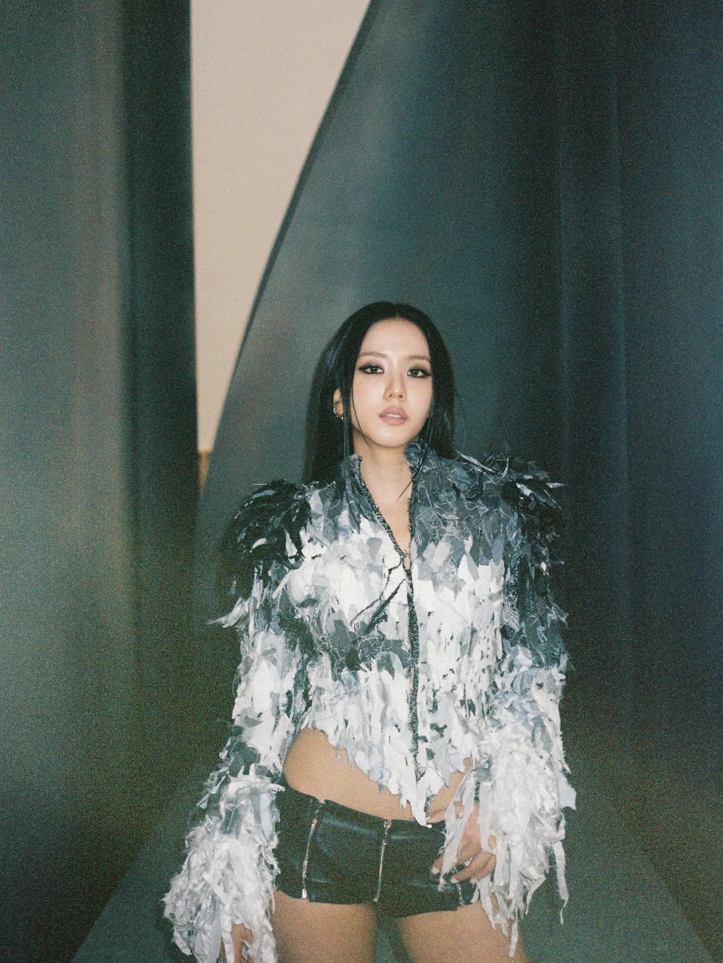 sooyaaa黑白渐变羽毛夹克配黑色拉链短裤，Y2K辣妹街头风