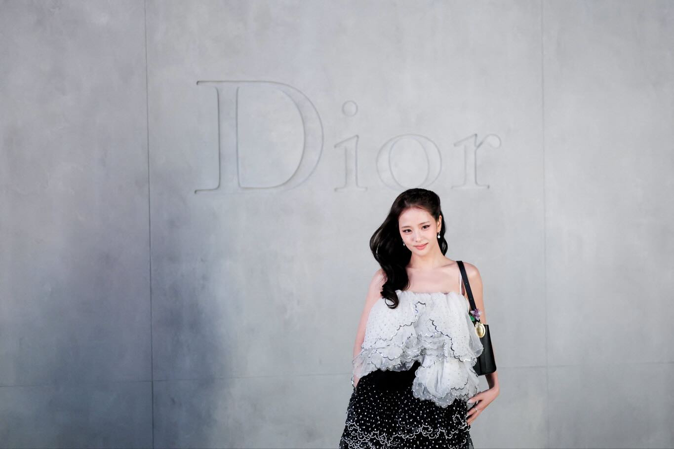 sooyaaa白色扇贝边吊带配黑色波点蕾丝半裙，Dior法式优雅