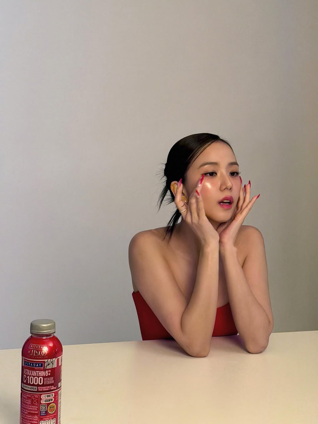sooyaaa红色抹胸紧身上衣，韩系极简辣妹造型