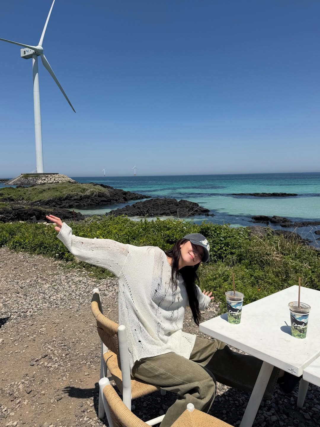 sooyaaa白色镂空针织罩衫配卡其工装裤，济州岛海岛度假风