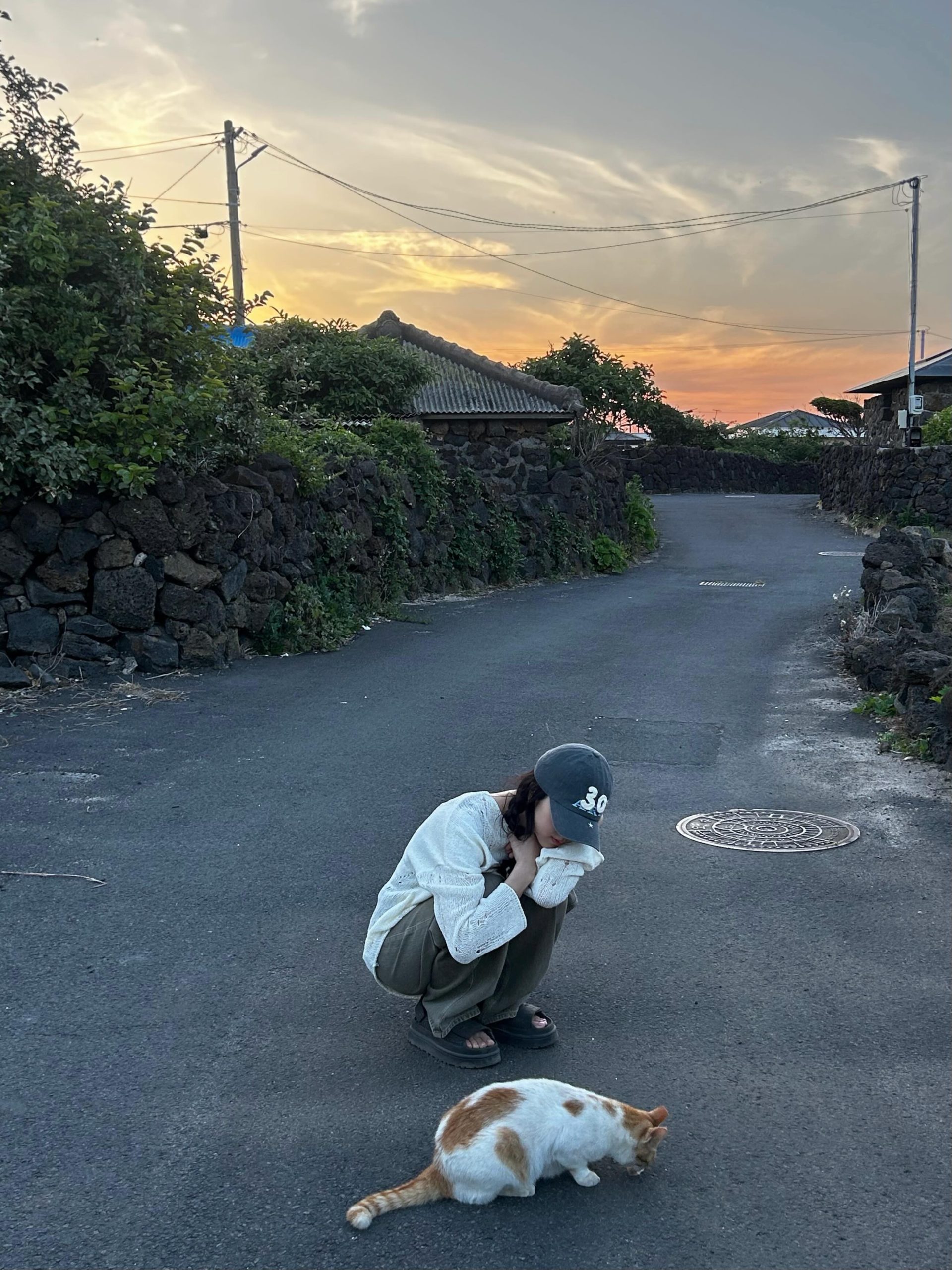 sooyaaa白色针织衫配军绿工装裤，济州岛黄昏街头风
