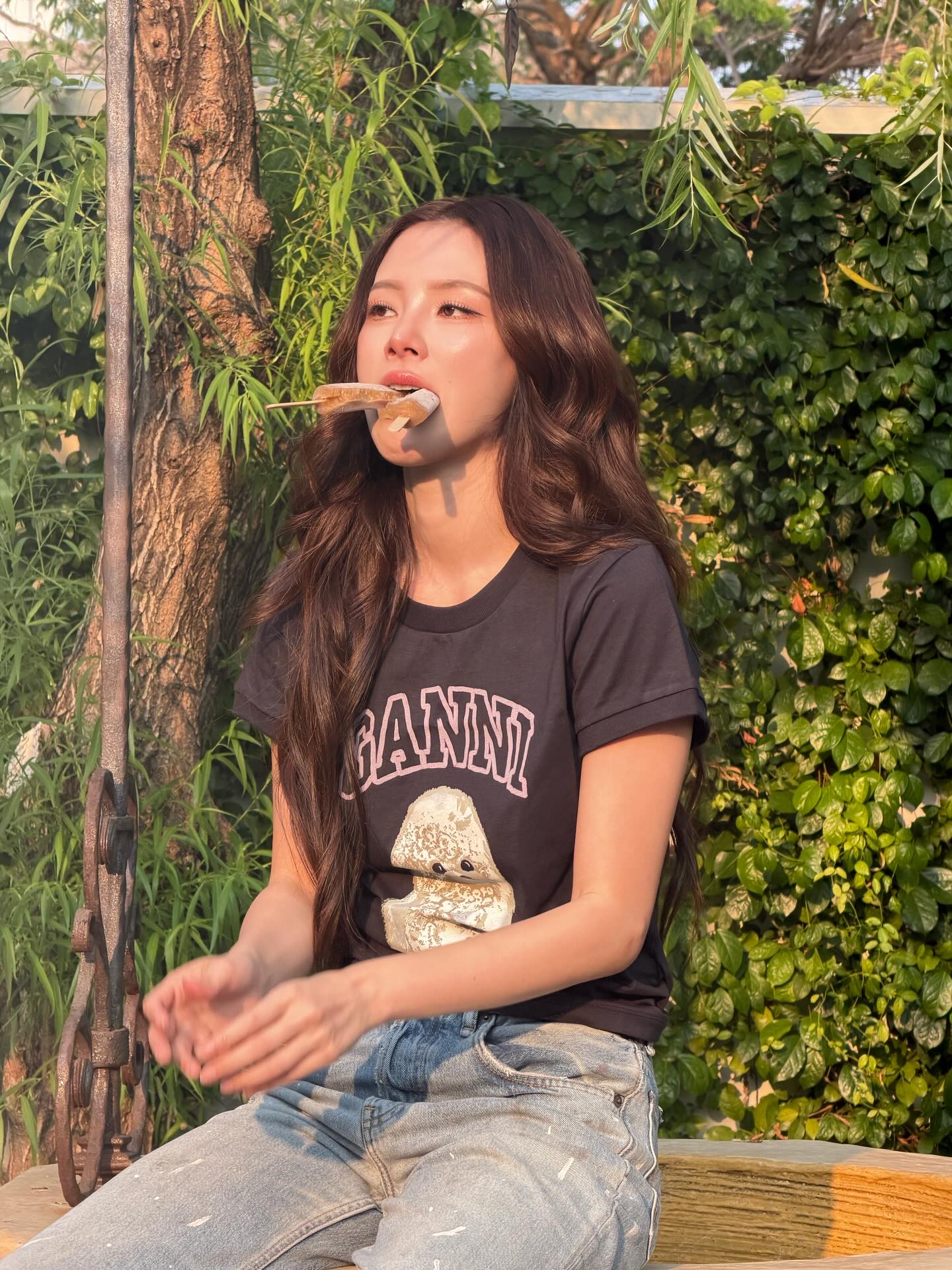 深灰印花T恤配浅蓝破洞牛仔，小水户外休闲随拍