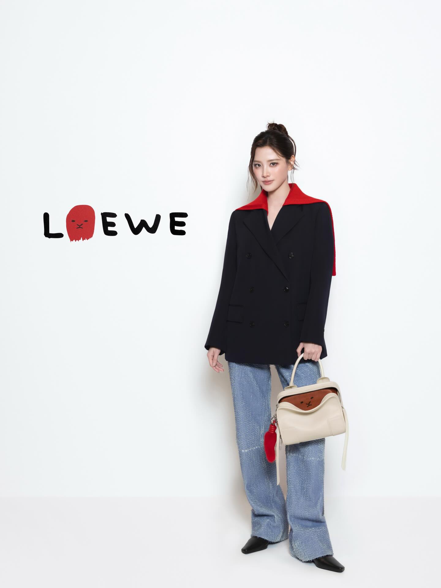 LOEWE黑红拼接外套配阔腿牛仔，小水利落型格