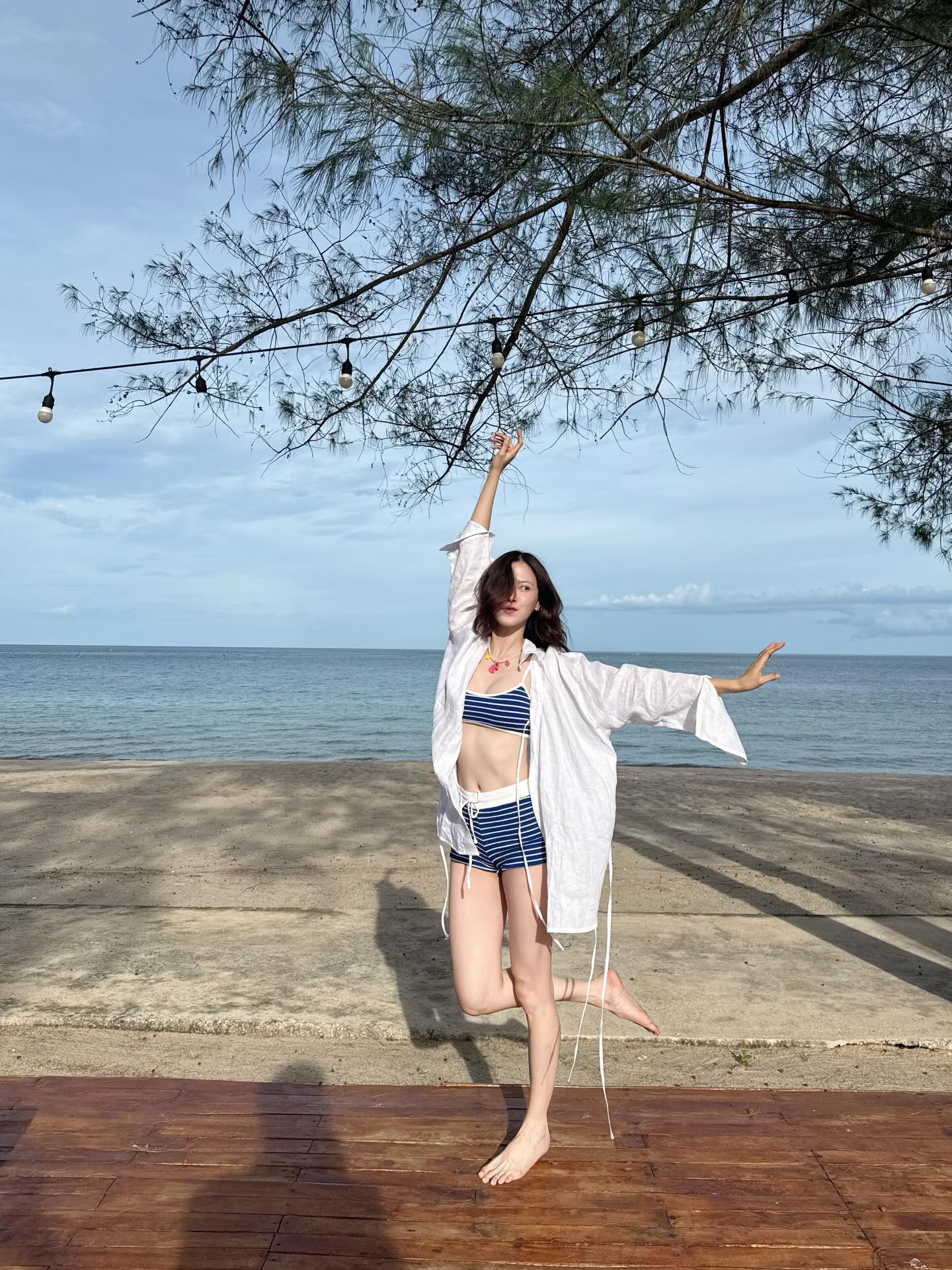 蓝白条纹比基尼外罩白衬衫，小水海滨跃动-街拍look