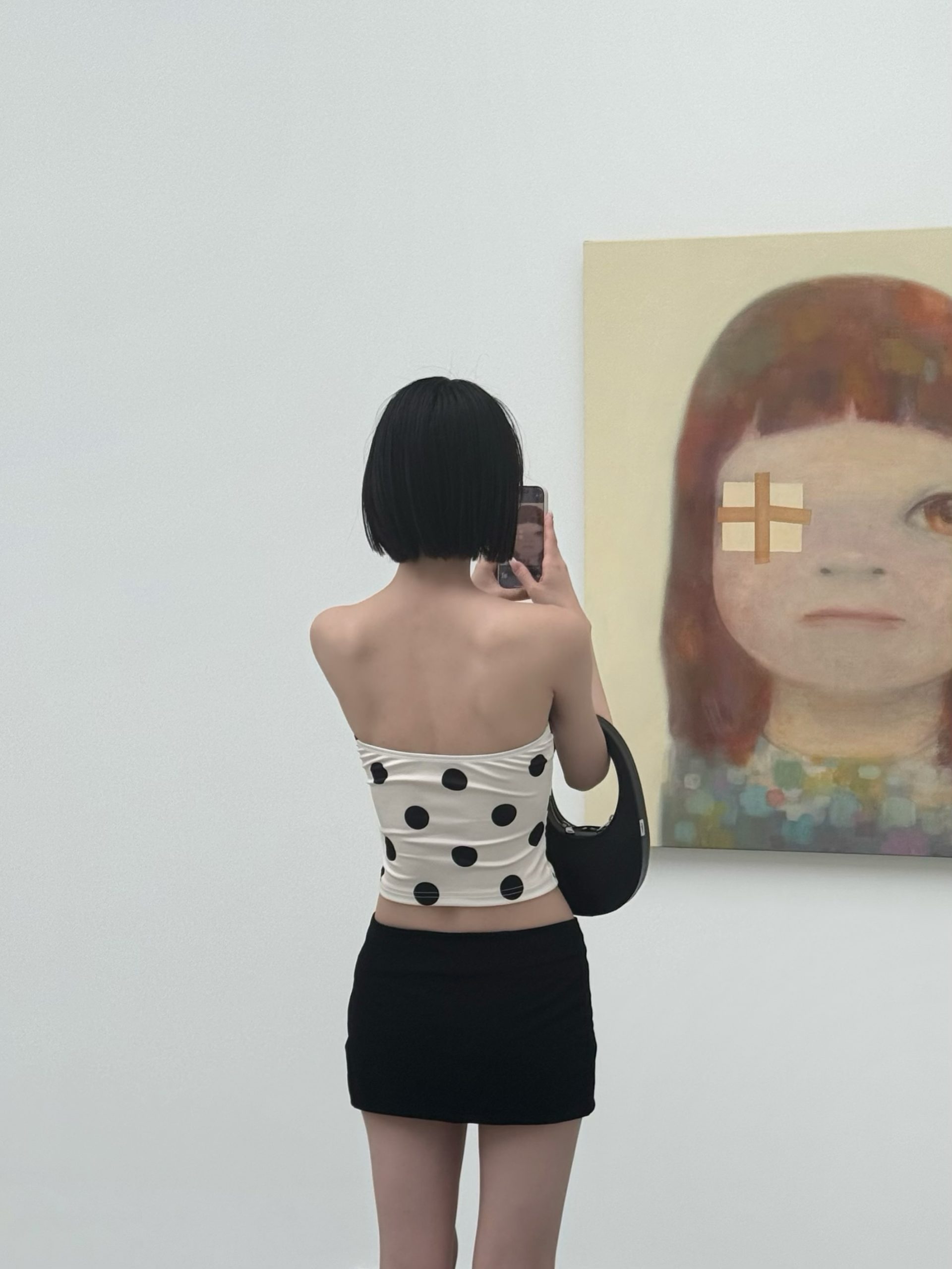 yuuuka 波点抹胸配黑色超短裙，看展辣妹极简穿搭