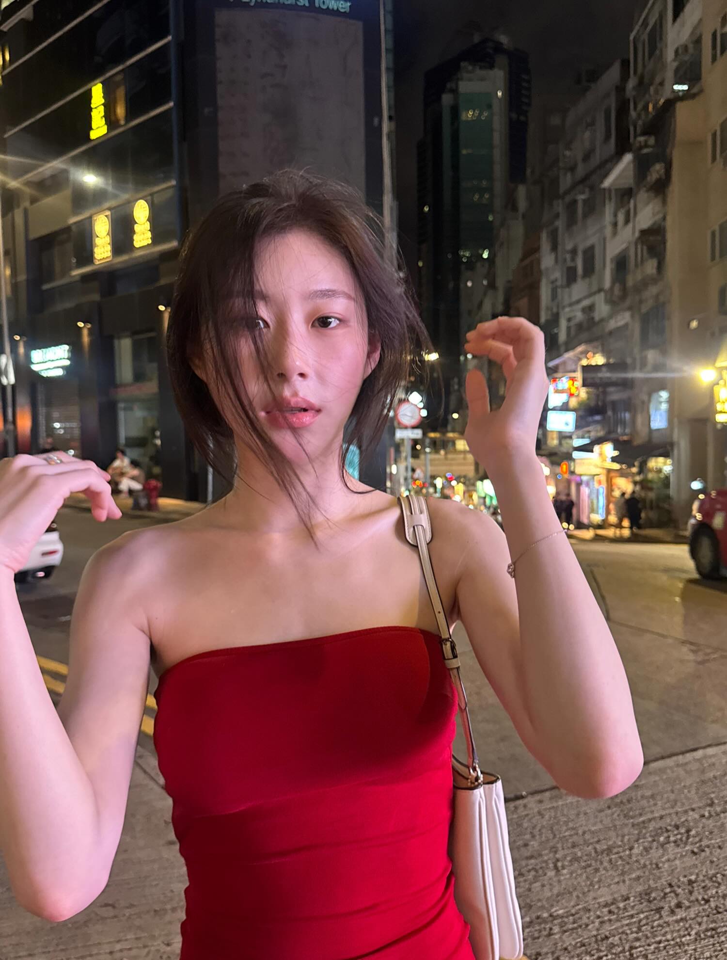 chaerrry0 红色抹胸连衣裙配米色腋下包，港风夜景穿搭