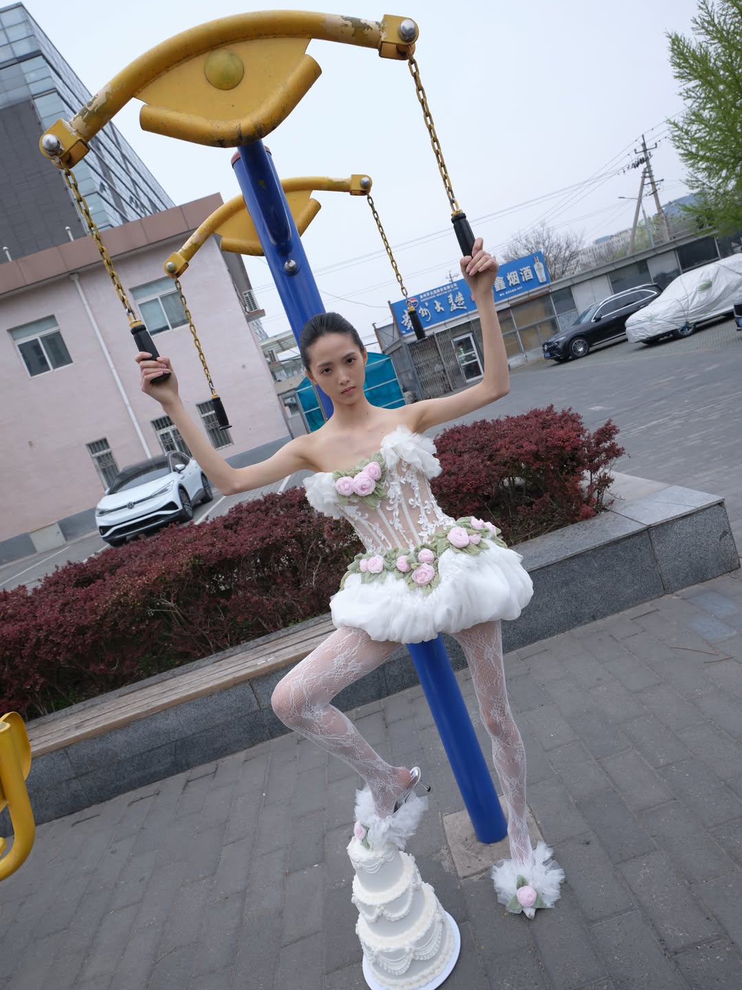 marrknull 白色蕾丝花朵蛋糕裙街头装置艺术风