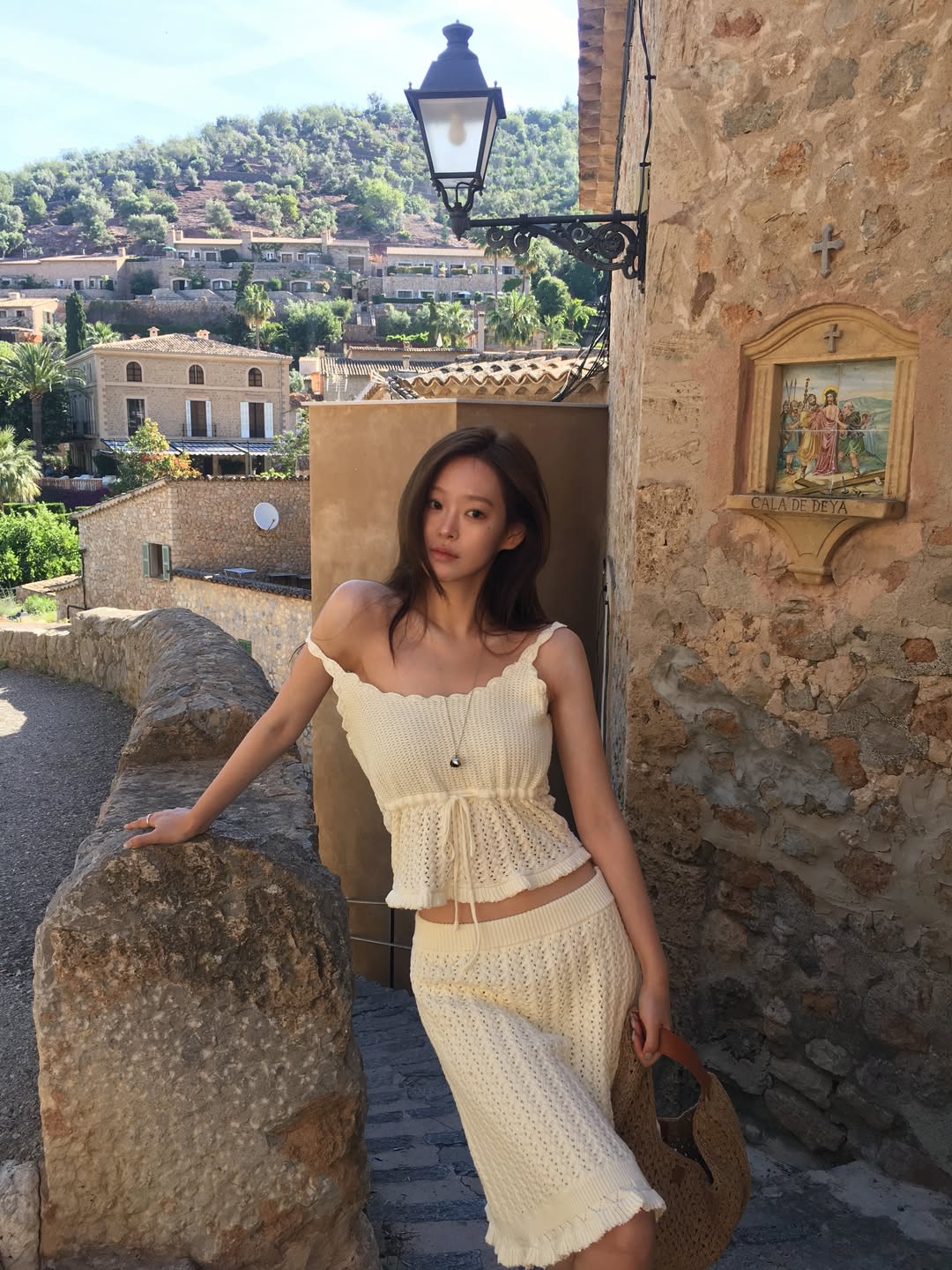 yoo.y0ung 奶油白钩针露肩套装，地中海小镇慵懒度假风