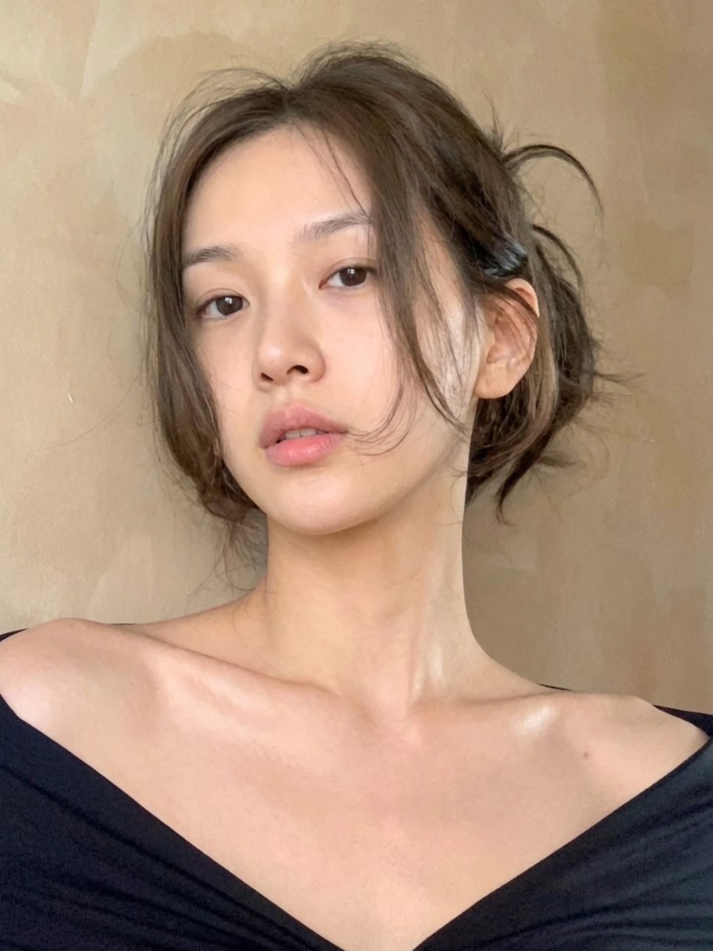 rxeborn 黑色V领露肩上衣配素颜锁骨杀，清冷骨感极简风