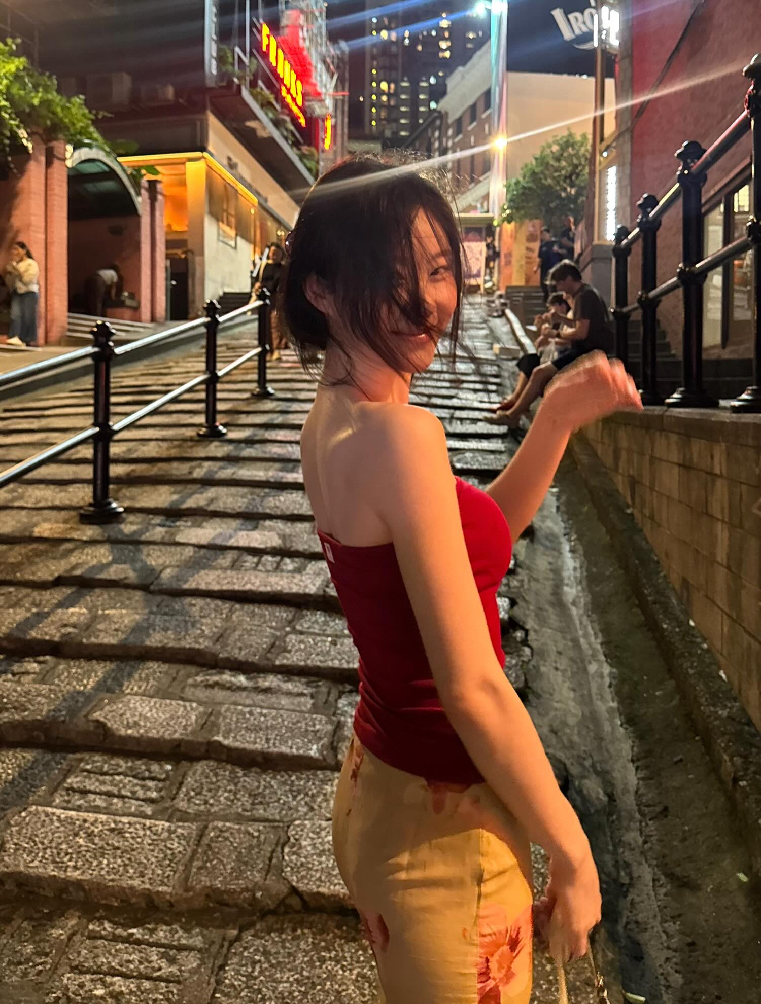 chaerrry0 红色紧身抹胸配米色印花长裤，香港石板街夜景港风