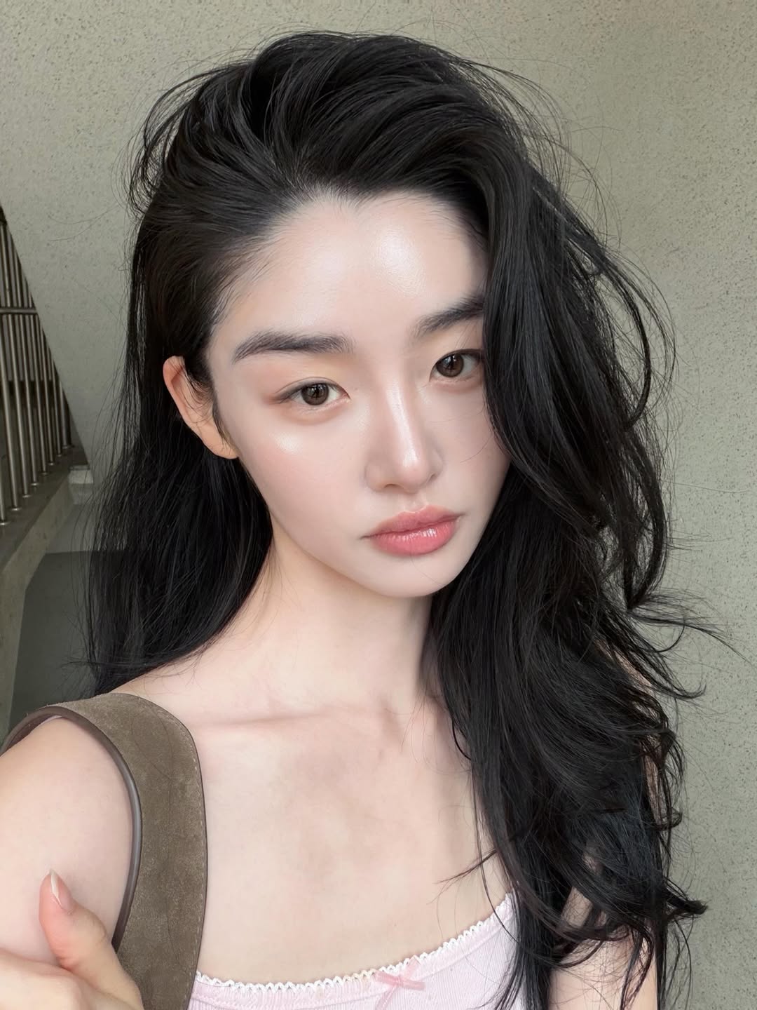moonjihae 浅粉蕾丝吊带配棕色单肩包，室内清冷纯欲