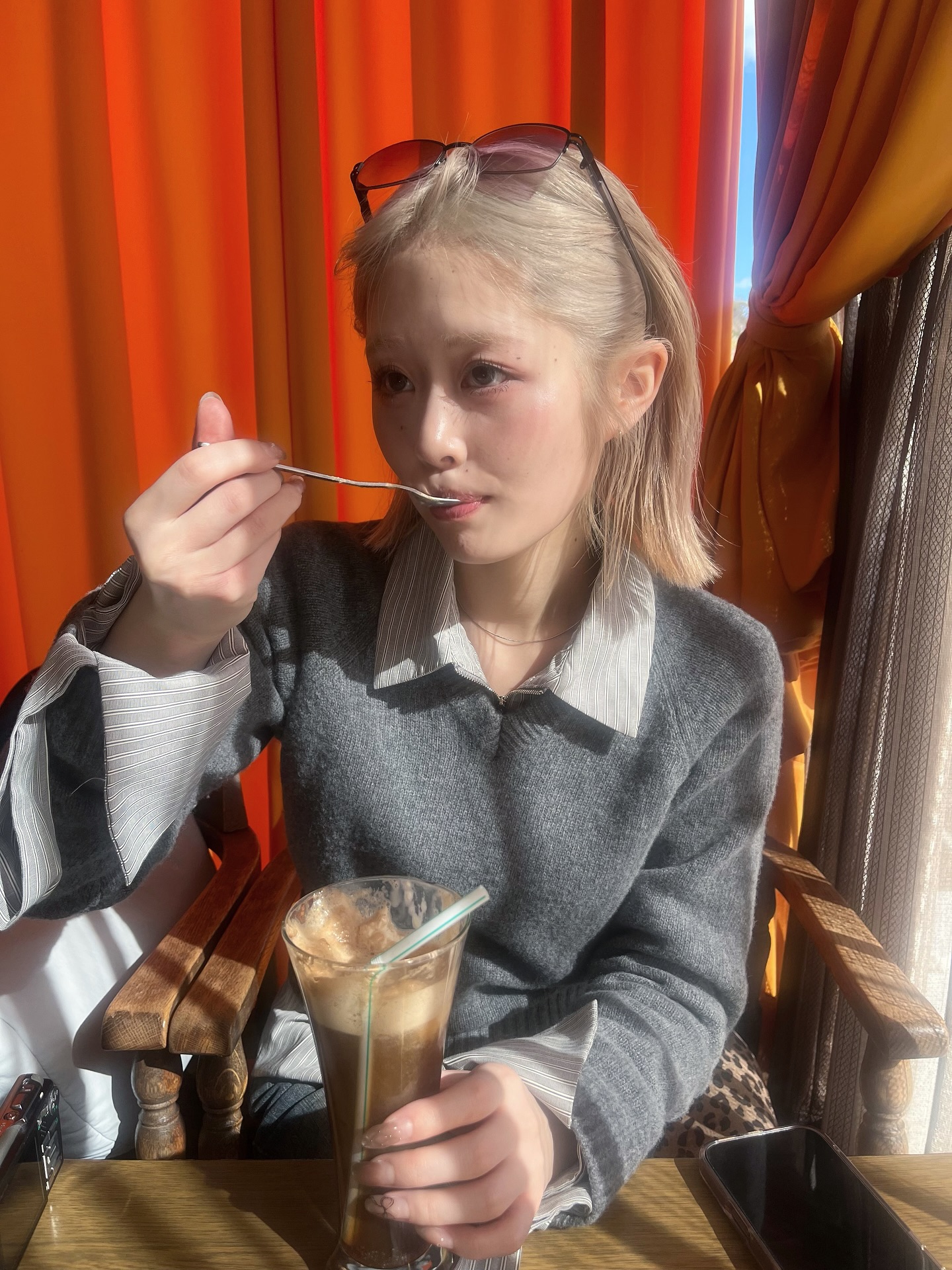 a__rose.3 灰色V领针织衫叠穿条纹衬衫，咖啡店学院风
