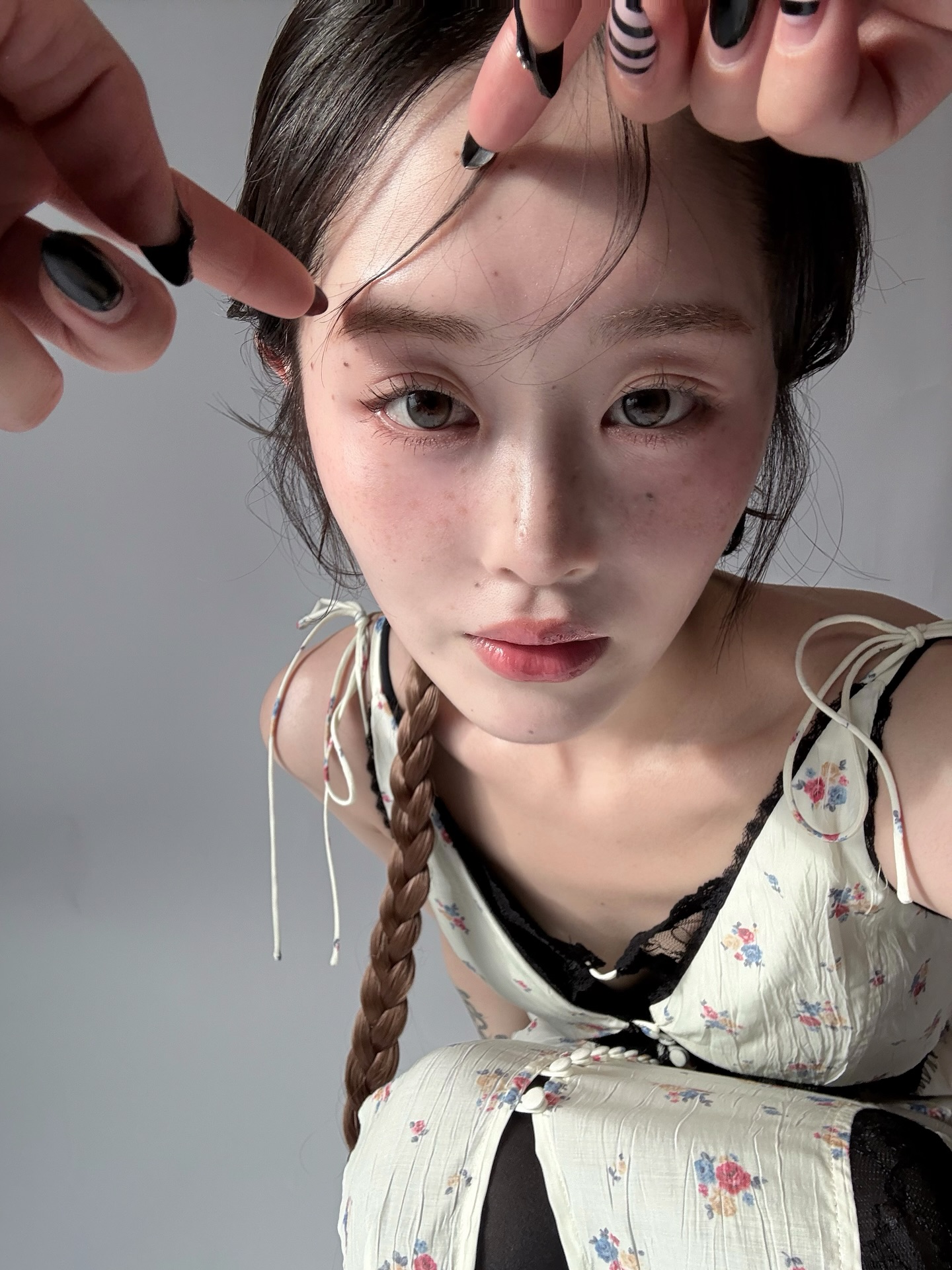 a__rose.3 米白碎花吊带裙叠黑色蕾丝内搭，甜美复古少女风
