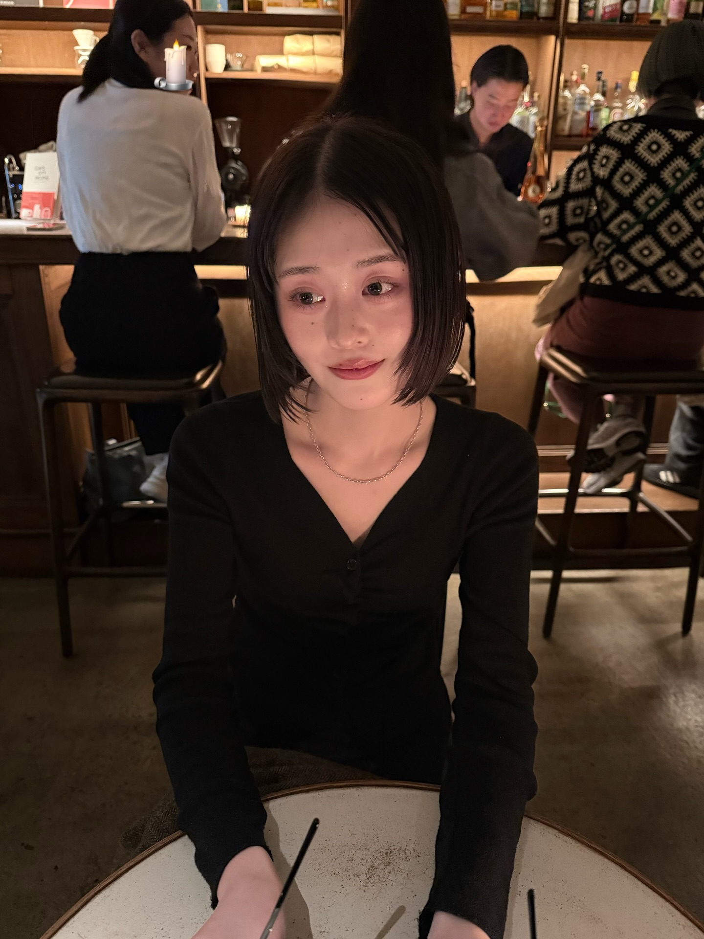 a__rose.3 黑色V领排扣针织衫搭细链项链，都市极简轻熟风