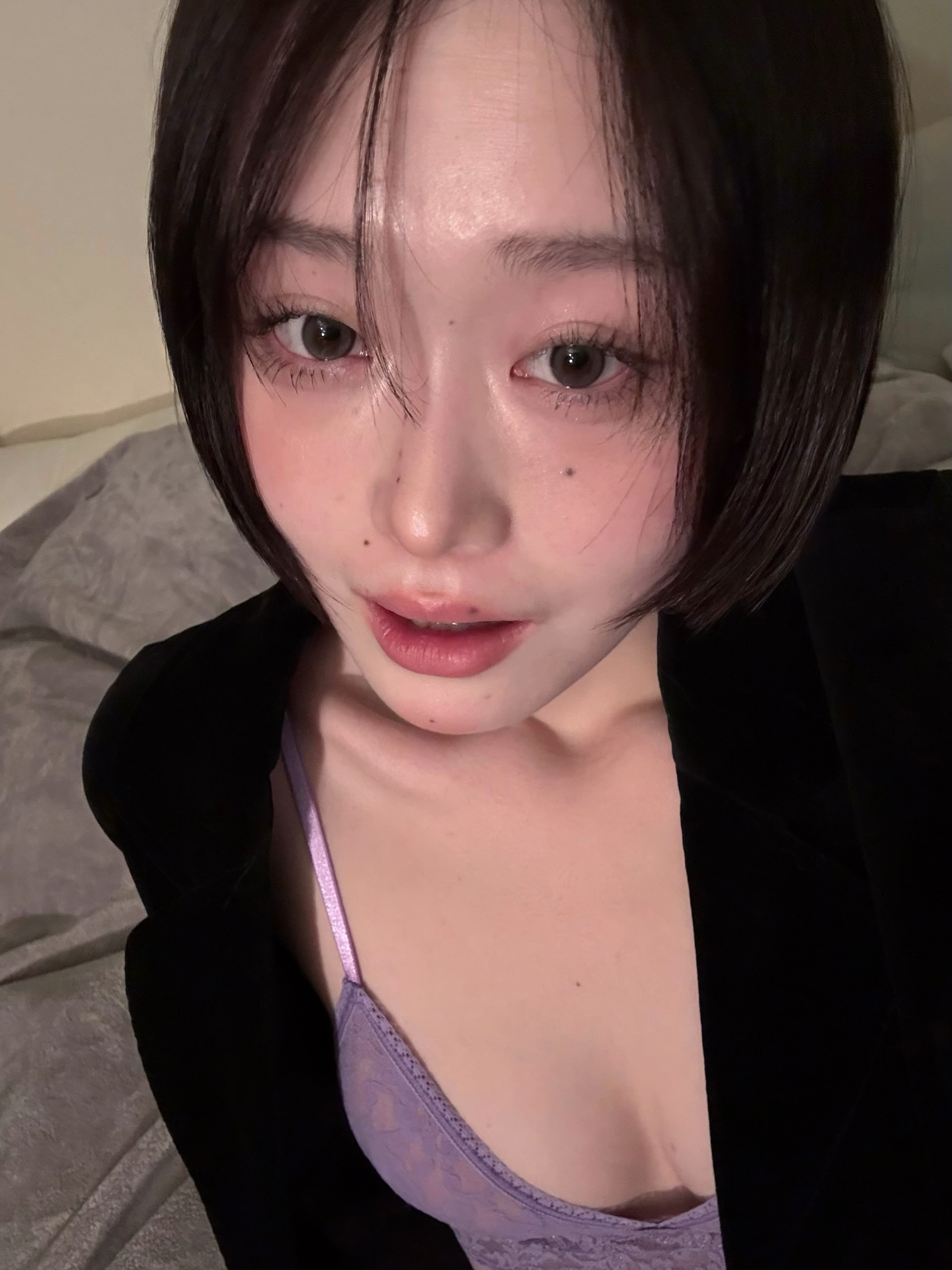 a__rose.3 黑色丝绒西装外套搭淡紫蕾丝内搭，辣妹纯欲风