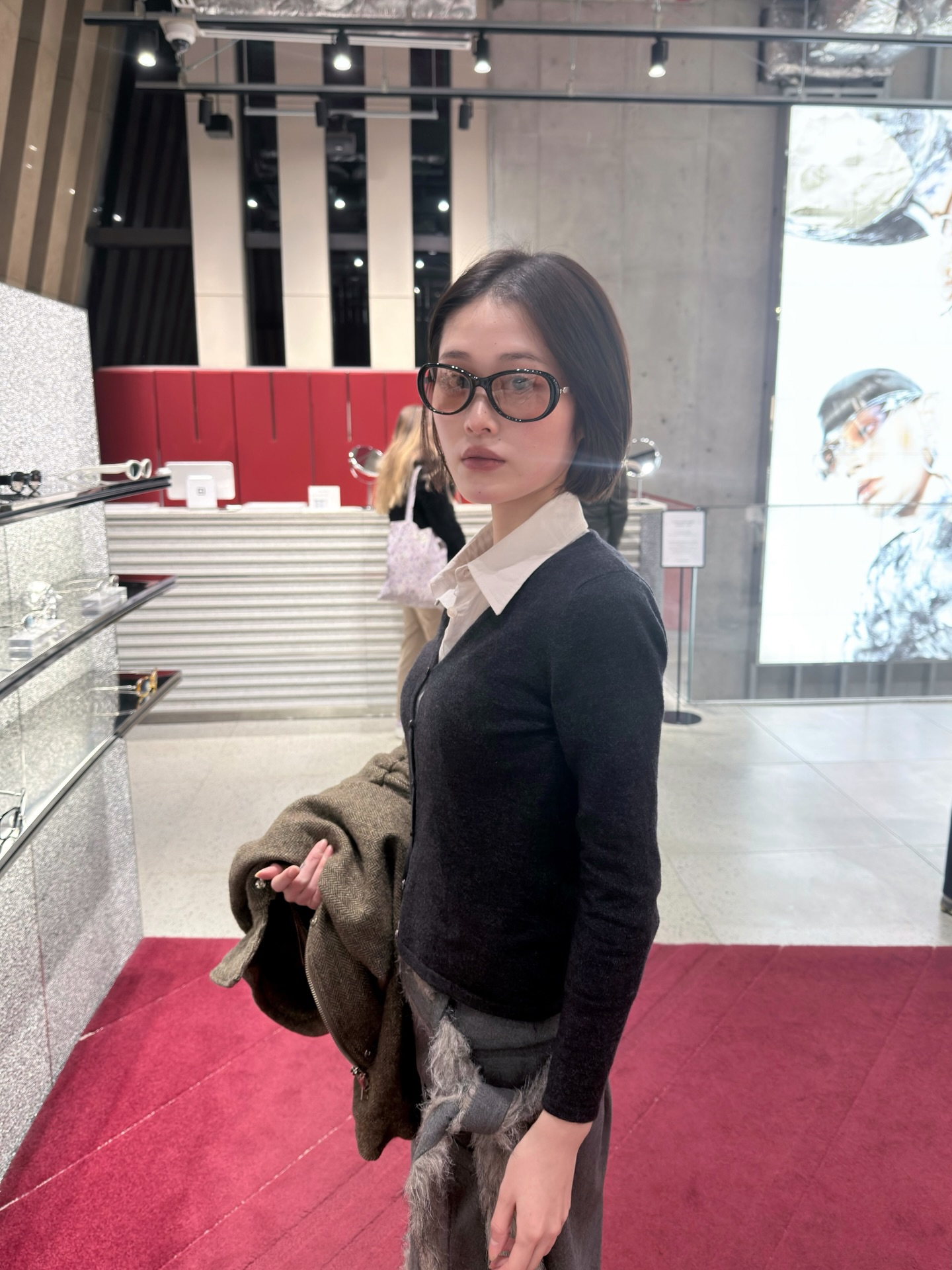 a__rose.3 黑色针织开衫叠白衬衫配大框墨镜，知识分子风